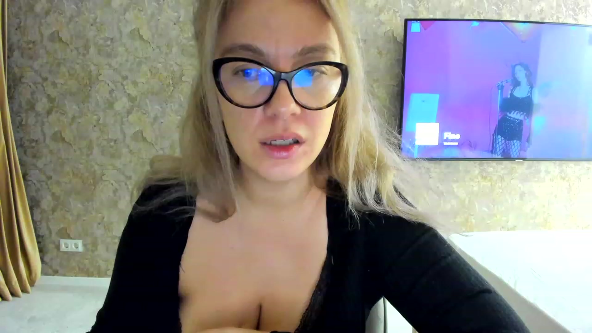 Gallery image thumbnail from RussiaDoll's myfreecams stream on, 11/24/2022, 22:56 image 19 of 20