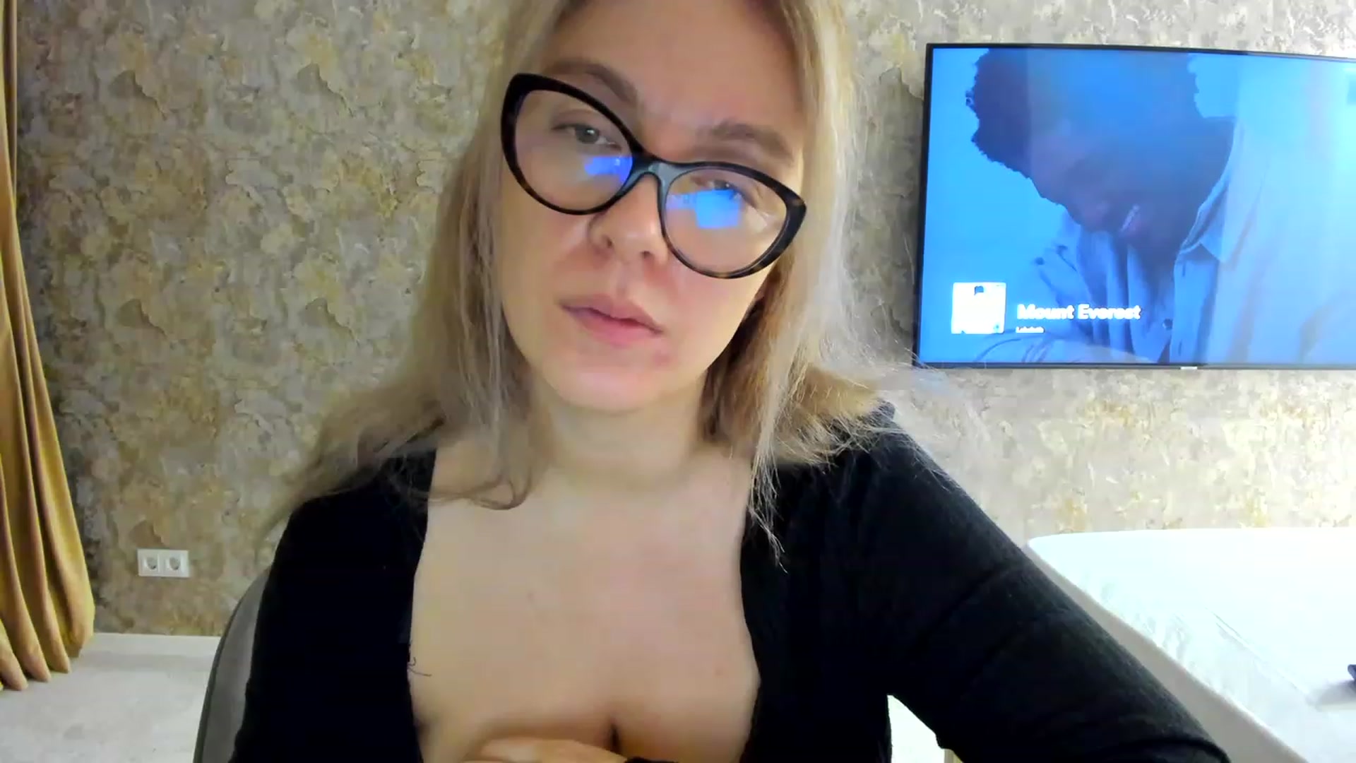 Gallery image thumbnail from RussiaDoll's myfreecams stream on, 11/25/2022, 24:05 image 9 of 20