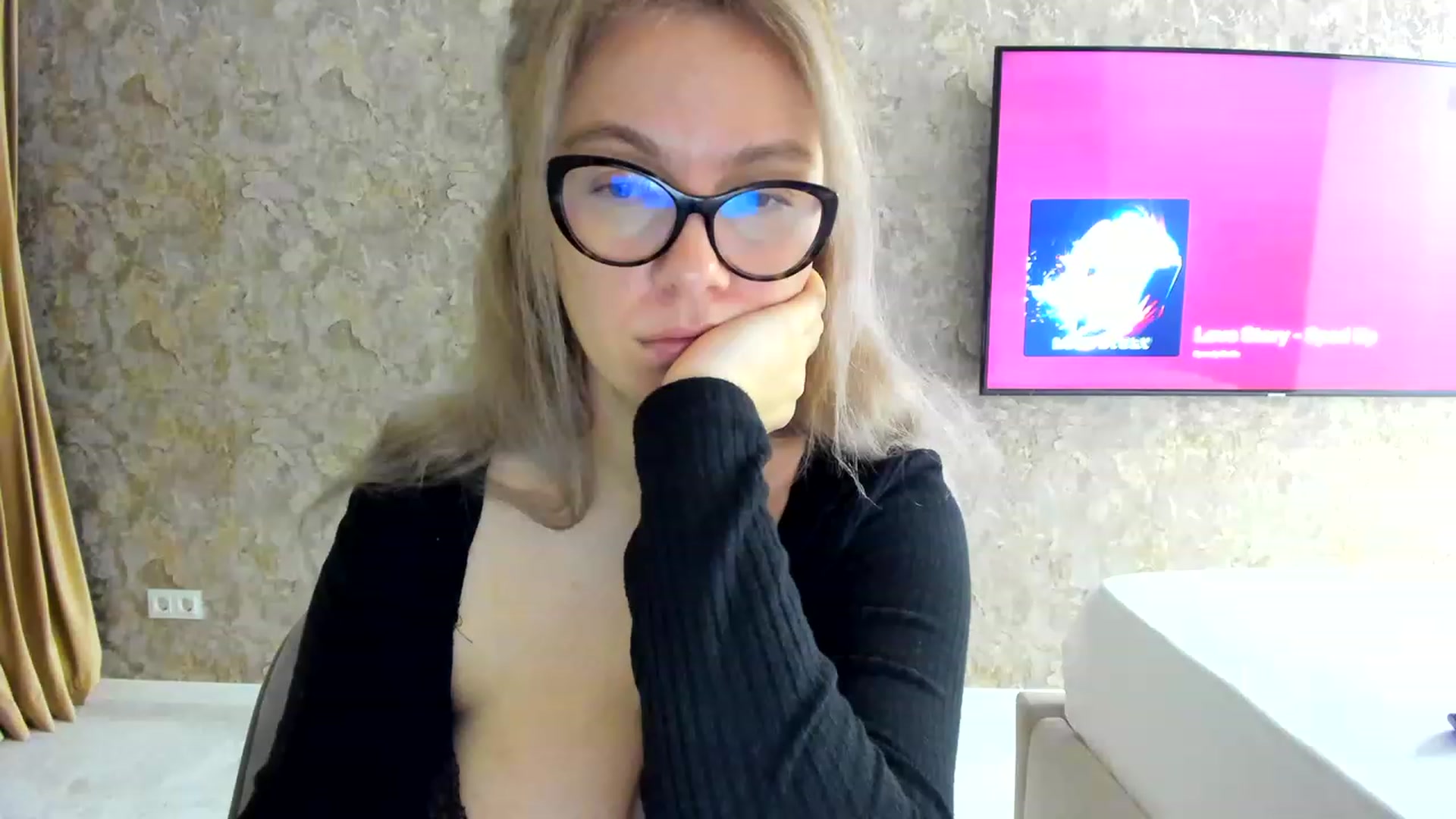 Gallery image thumbnail from RussiaDoll's myfreecams stream on, 11/25/2022, 24:05 image 8 of 20