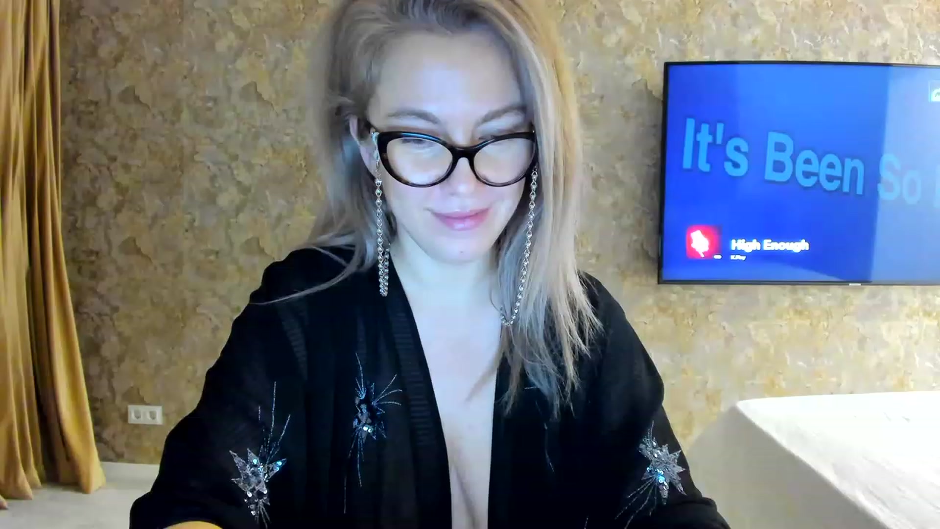 Gallery image thumbnail from RussiaDoll's myfreecams stream on, 12/05/2022, 23:15 image 1 of 20
