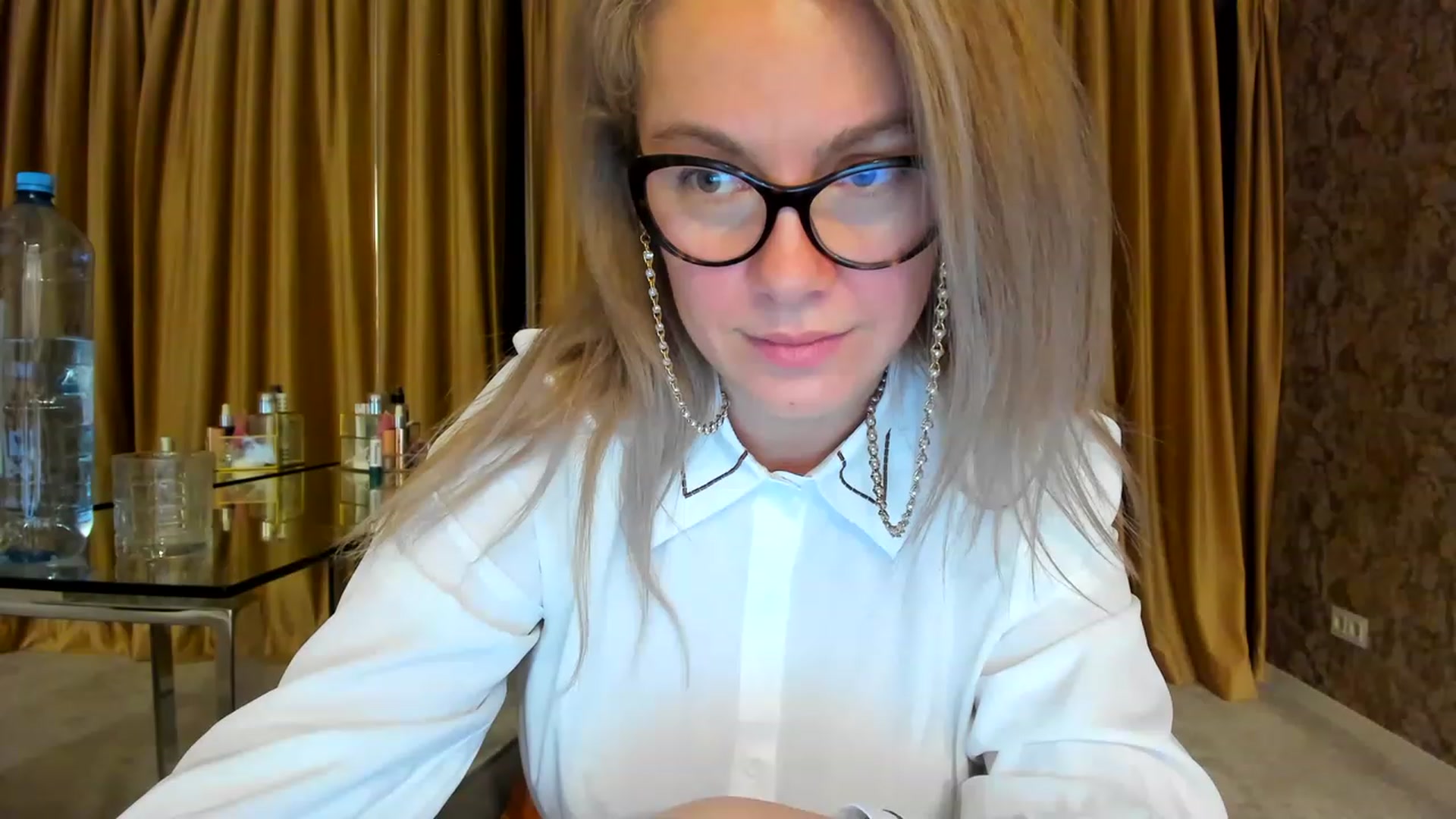 Gallery image thumbnail from RussiaDoll's myfreecams stream on, 12/05/2022, 23:15 image 16 of 20