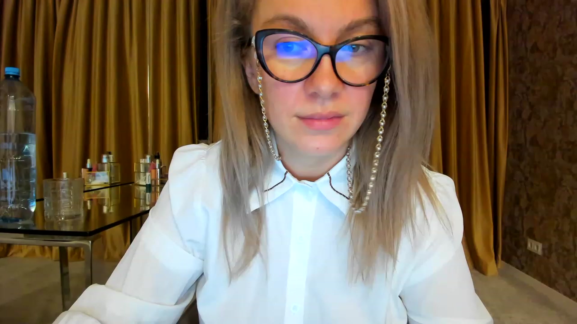 Gallery image thumbnail from RussiaDoll's myfreecams stream on, 12/05/2022, 23:15 image 12 of 20