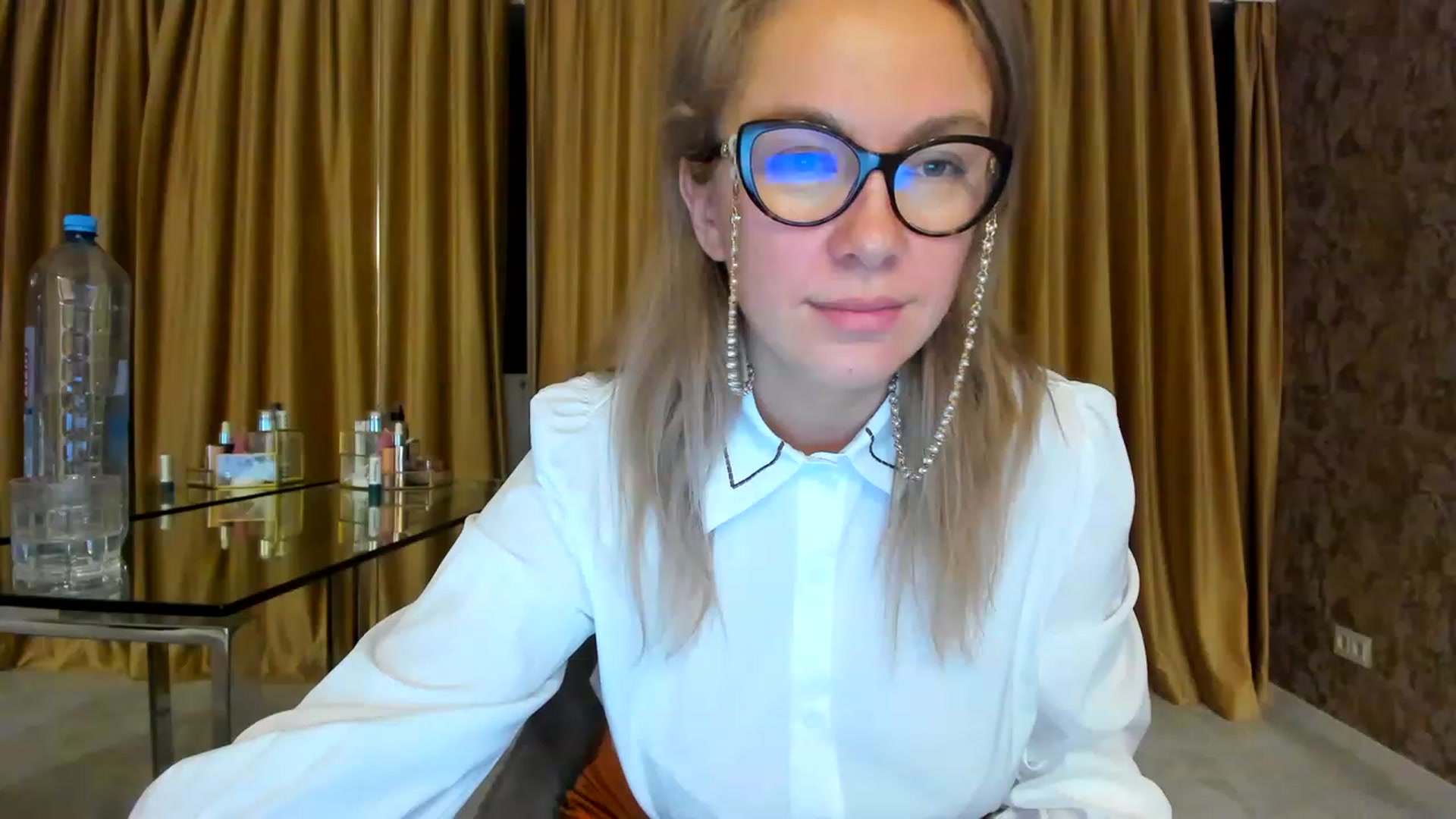 Gallery image thumbnail from RussiaDoll's myfreecams stream on, 12/05/2022, 23:15 image 19 of 20