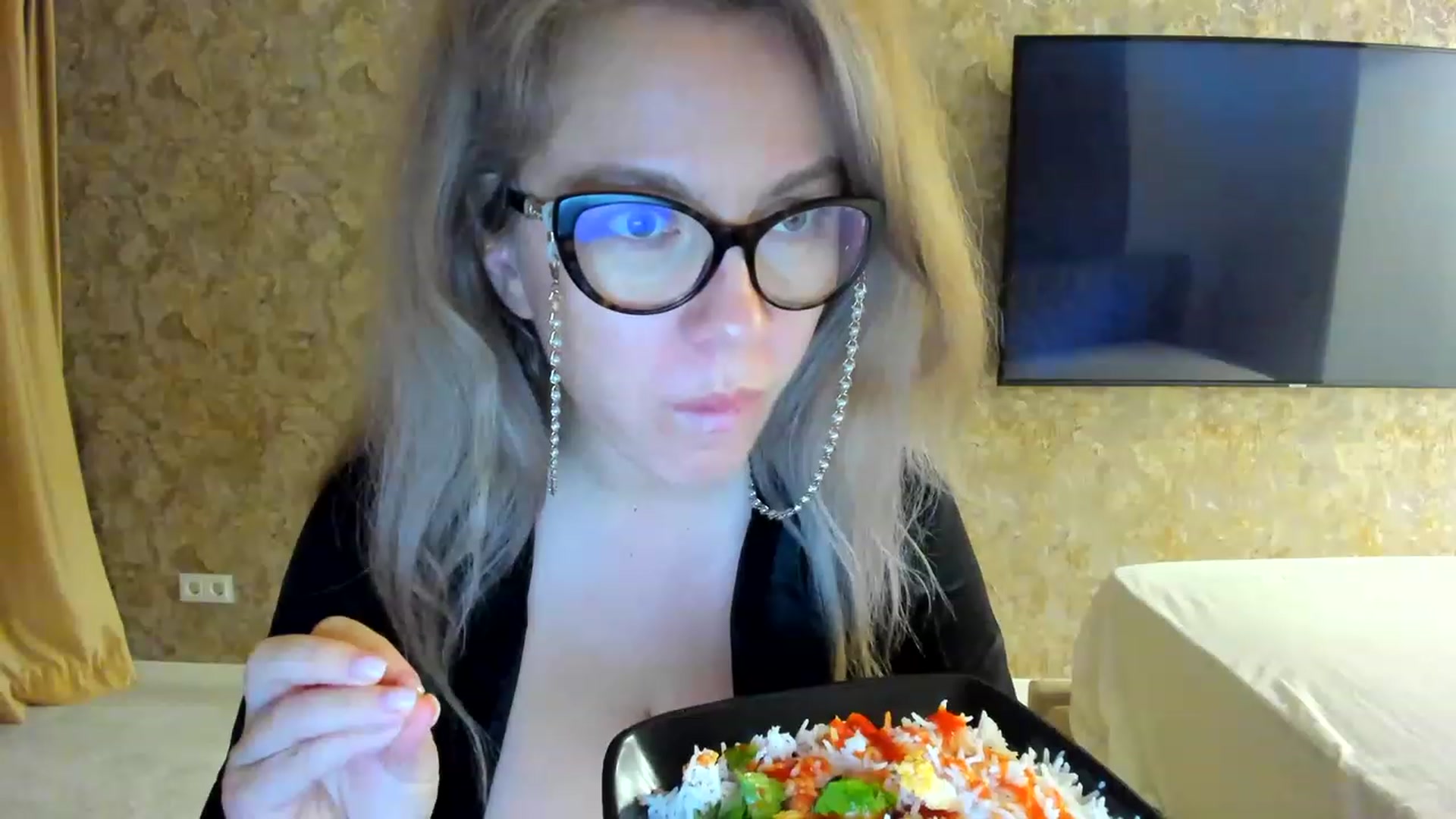 Gallery image thumbnail from RussiaDoll's myfreecams stream on, 12/06/2022, 03:30 image 8 of 20