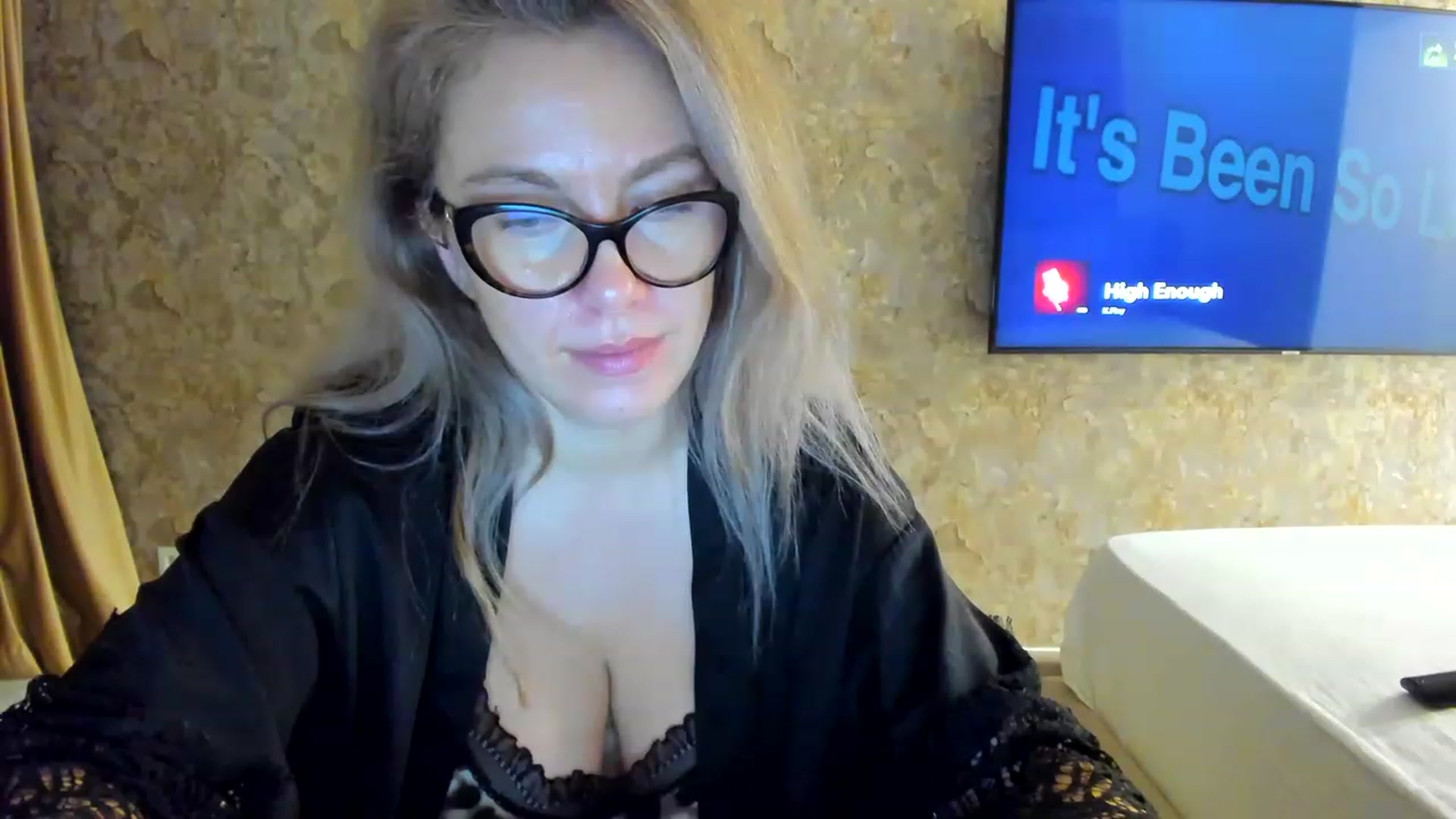 Gallery image thumbnail from RussiaDoll's myfreecams stream on, 12/07/2022, 02:38 image 18 of 20
