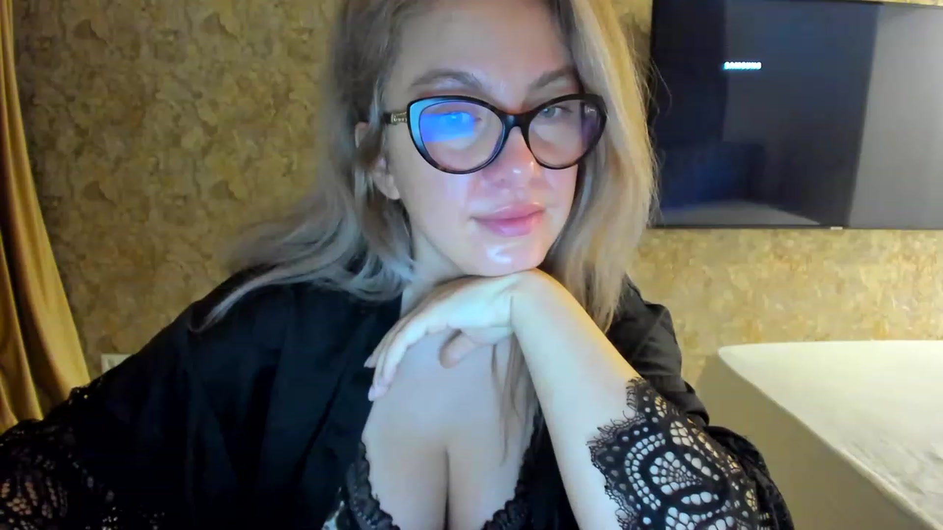 Gallery image thumbnail from RussiaDoll's myfreecams stream on, 12/07/2022, 02:38 image 5 of 20
