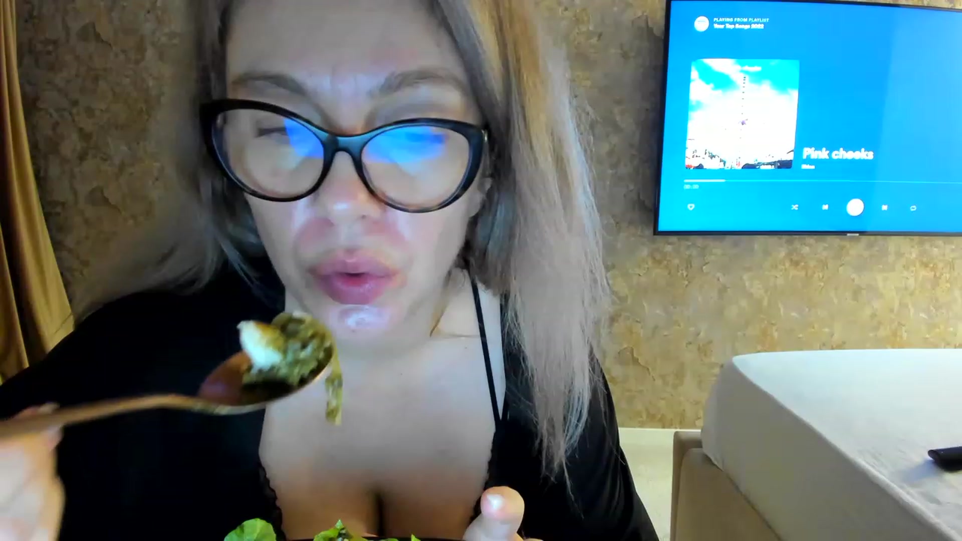 Gallery image thumbnail from RussiaDoll's myfreecams stream on, 12/07/2022, 02:38 image 14 of 20