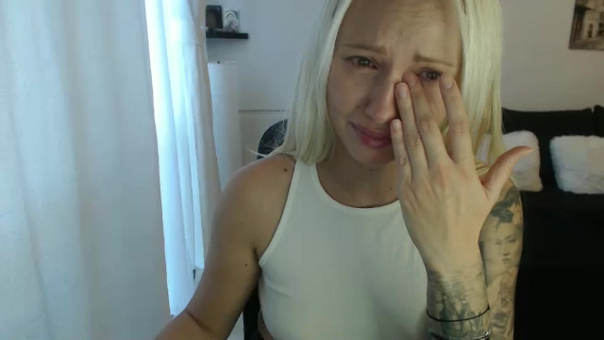 Gallery image thumbnail from S3xyBlond3e's myfreecams stream on, 11/18/2024, 13:16 image 16 of 20
