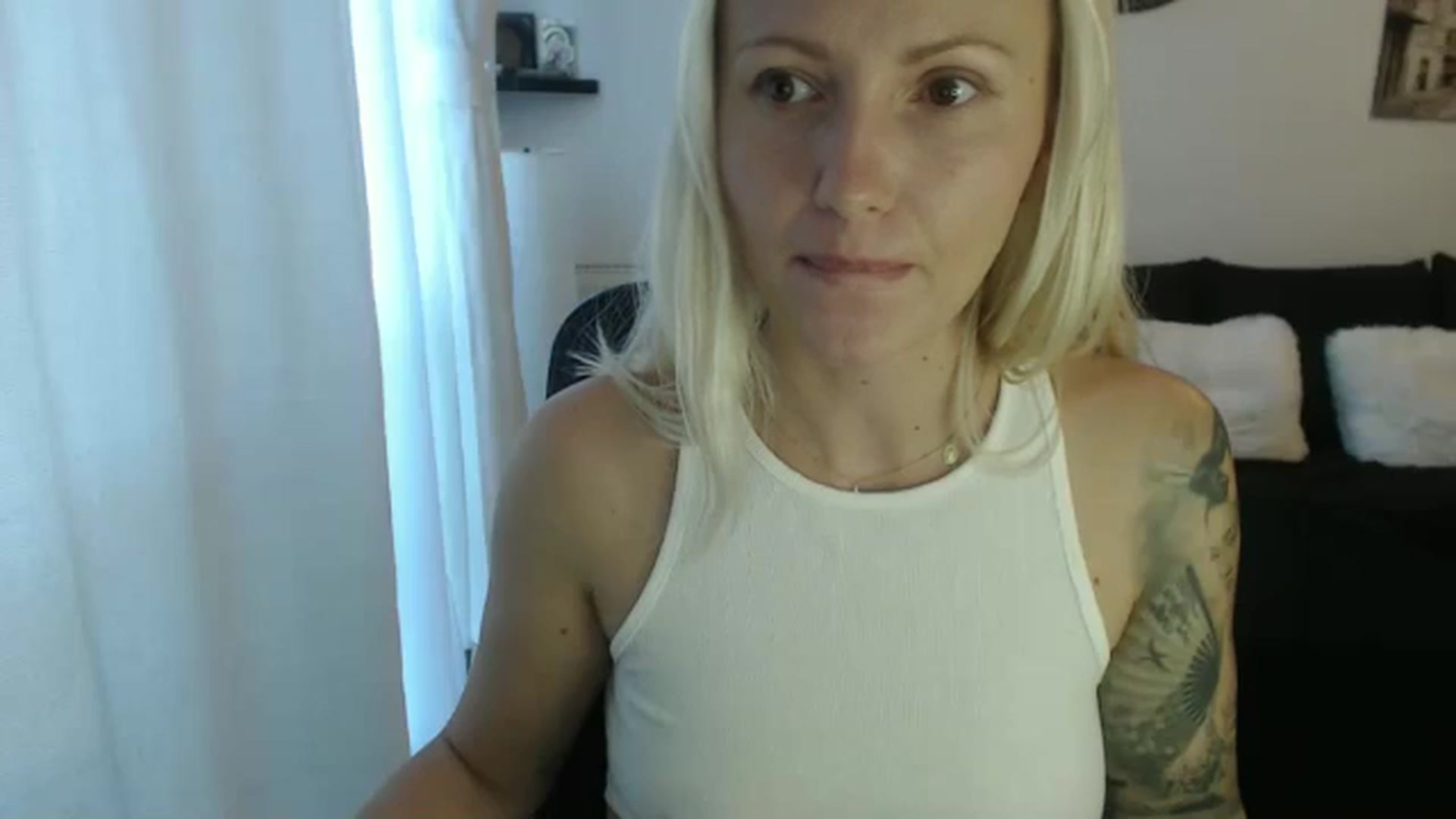 Gallery image thumbnail from S3xyBlond3e's myfreecams stream on, 11/18/2024, 13:16 image 9 of 20