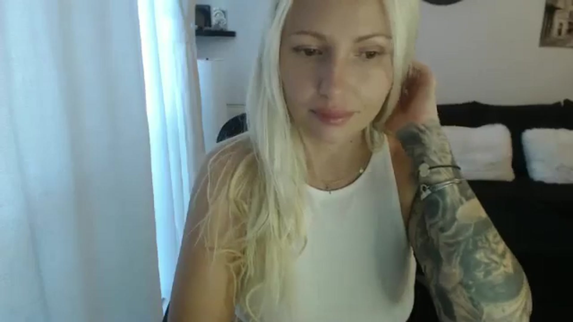Gallery image thumbnail from S3xyBlond3e's myfreecams stream on, 11/18/2024, 13:16 image 7 of 20