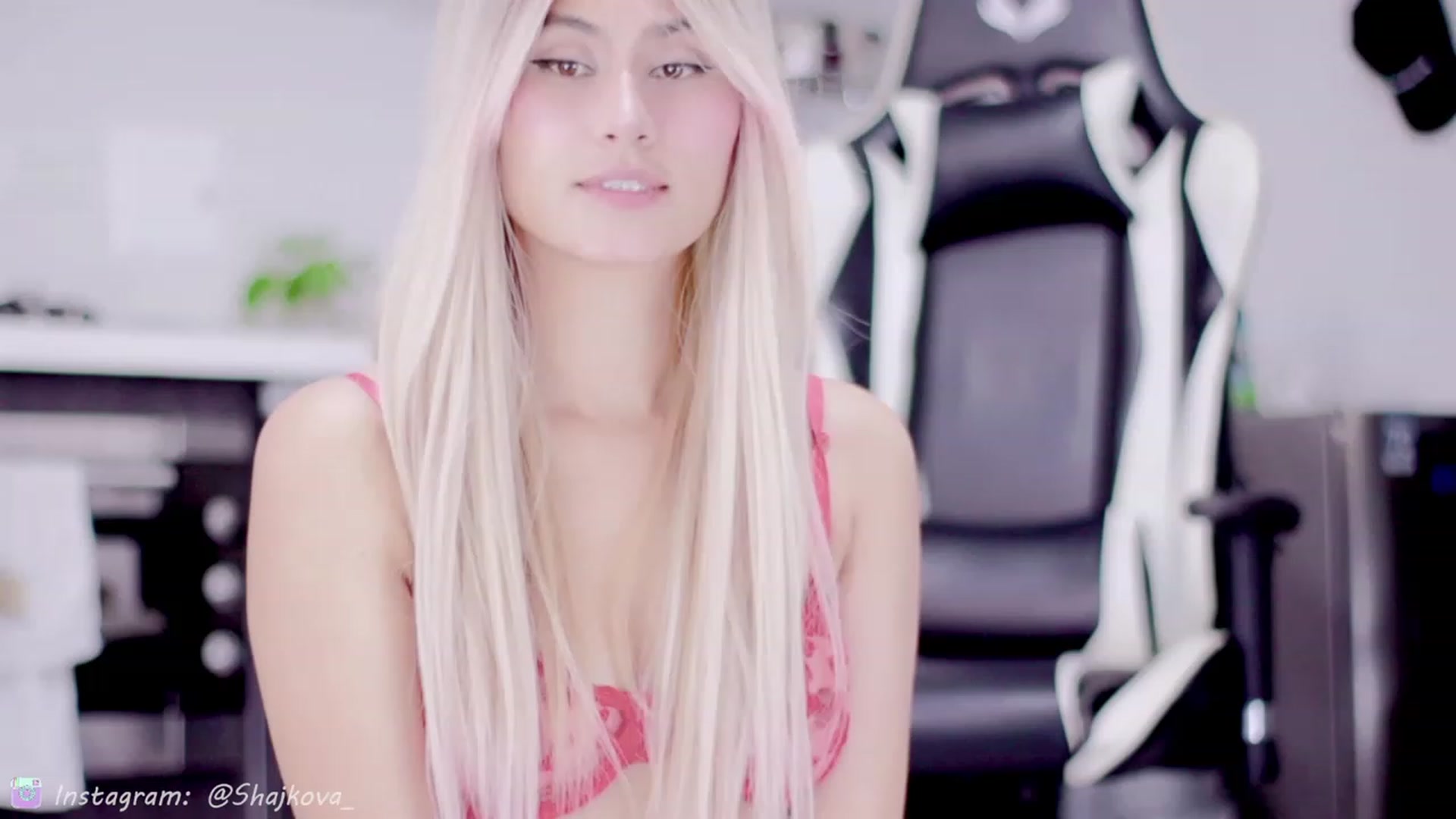 Gallery image thumbnail from SHajkova's myfreecams stream on, 01/19/2023, 17:33 image 14 of 20