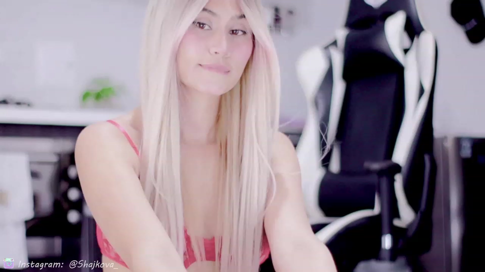 Gallery image thumbnail from SHajkova's myfreecams stream on, 01/19/2023, 17:33 image 9 of 20