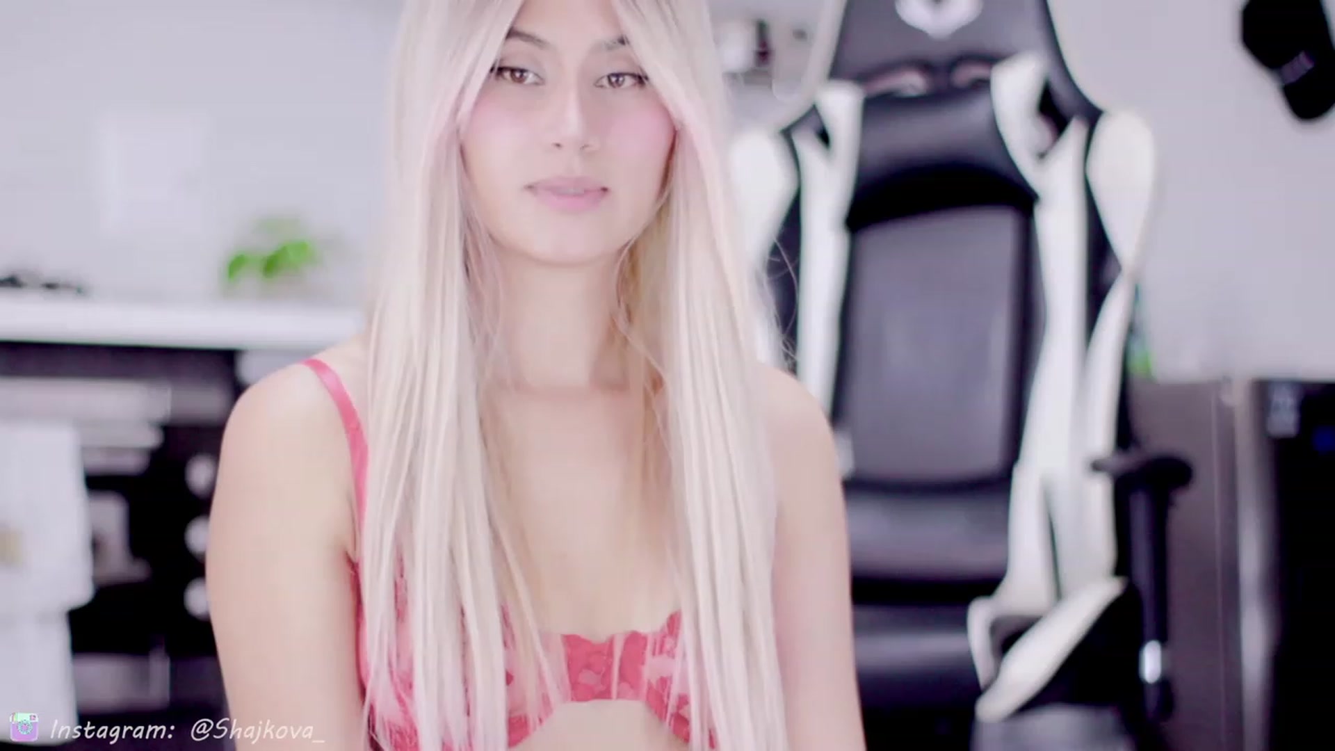 Gallery image thumbnail from SHajkova's myfreecams stream on, 01/19/2023, 17:33 image 15 of 20