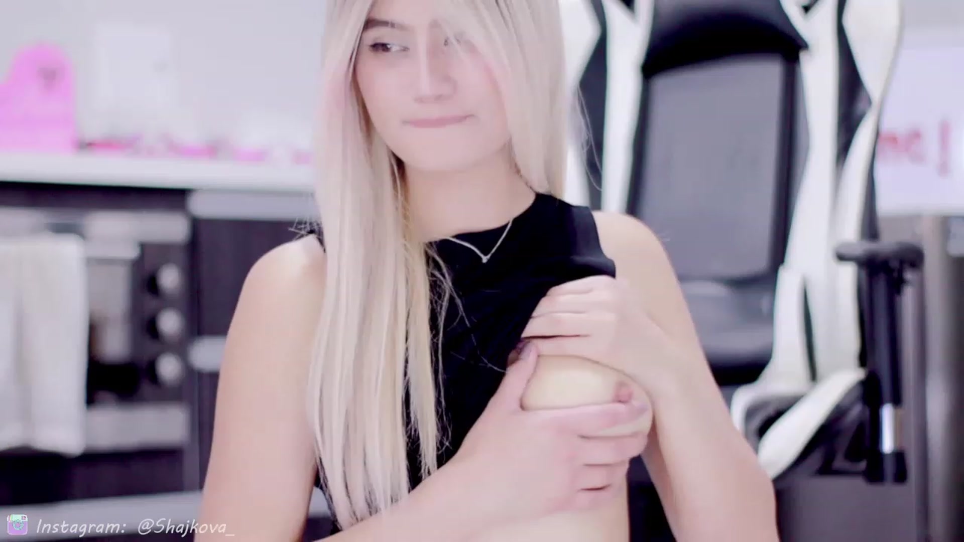 Gallery image thumbnail from SHajkova's myfreecams stream on, 02/04/2023, 20:33 image 4 of 20