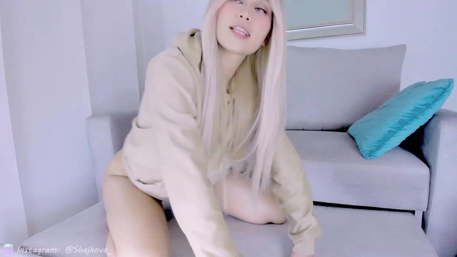 Gallery image thumbnail from SHajkova's myfreecams stream on, 04/04/2023, 24:13 image 10 of 20