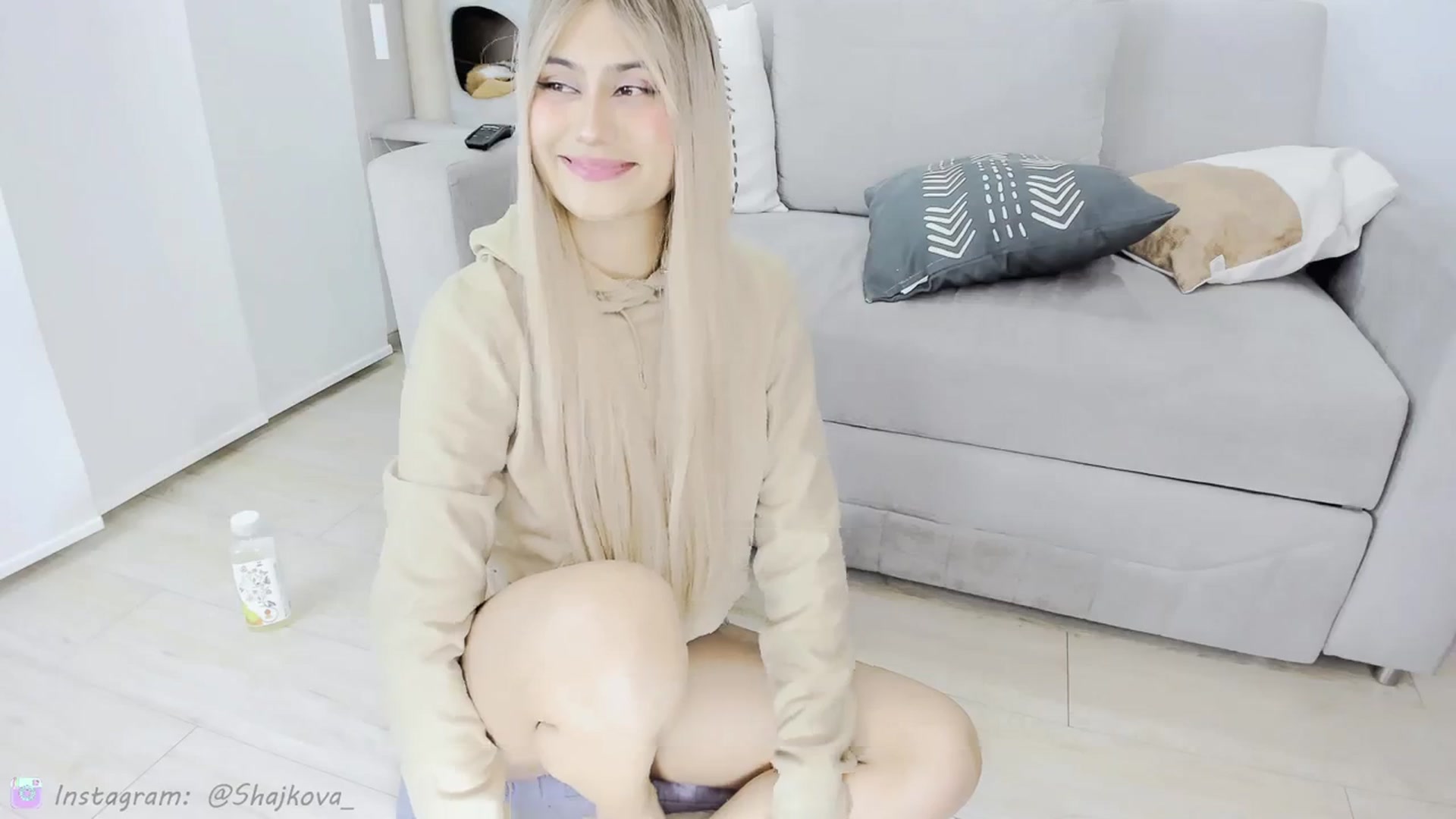 Gallery image thumbnail from SHajkova's myfreecams stream on, 11/14/2023, 23:54 image 12 of 20
