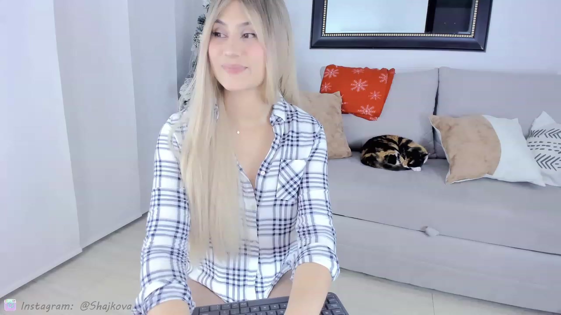 Gallery image thumbnail from SHajkova's myfreecams stream on, 01/03/2024, 03:04 image 5 of 20