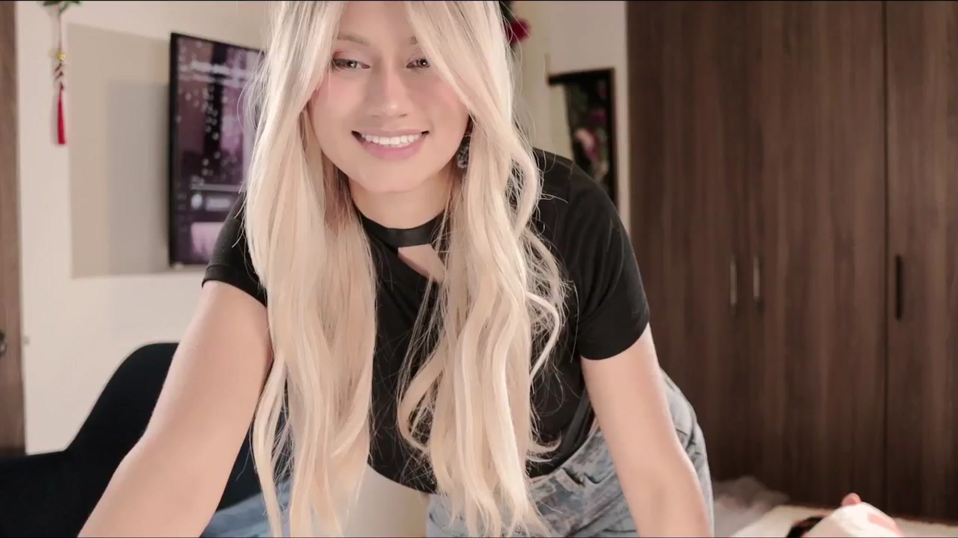 Gallery image thumbnail from SHajkova's myfreecams stream on, 04/10/2026, 22:17 image 17 of 20