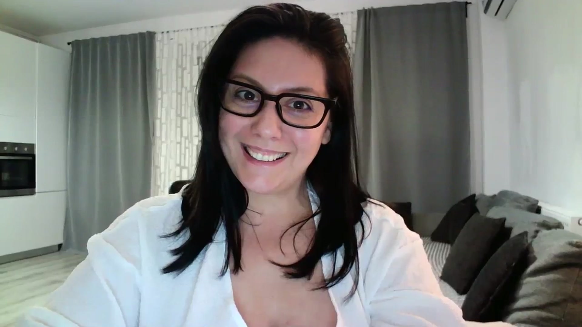 Gallery image thumbnail from SILKYWOMAN's myfreecams stream on, 04/06/2024, 18:39 image 4 of 20