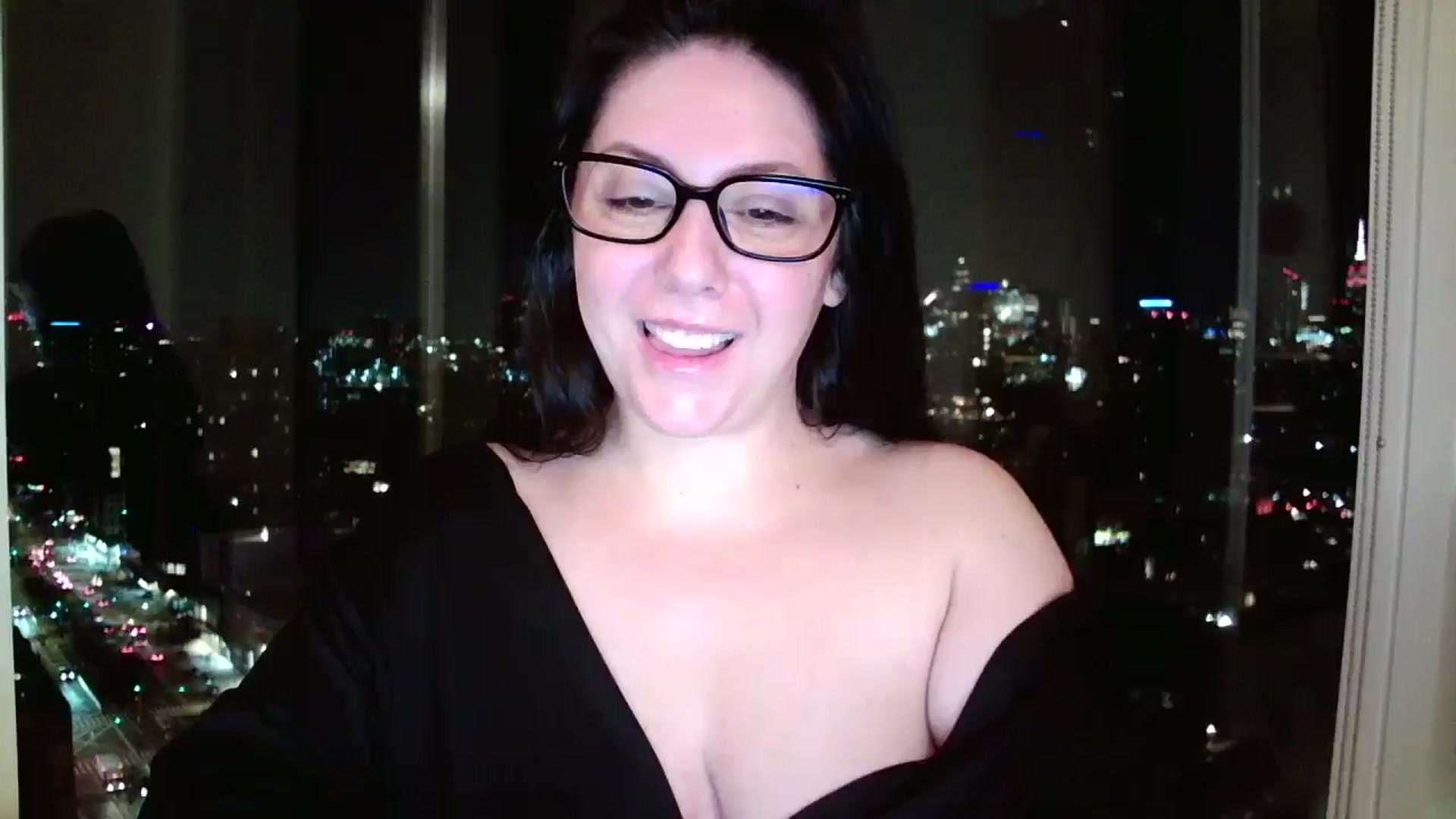 Gallery image thumbnail from SILKYWOMAN's myfreecams stream on, 12/18/2024, 09:51 image 14 of 20