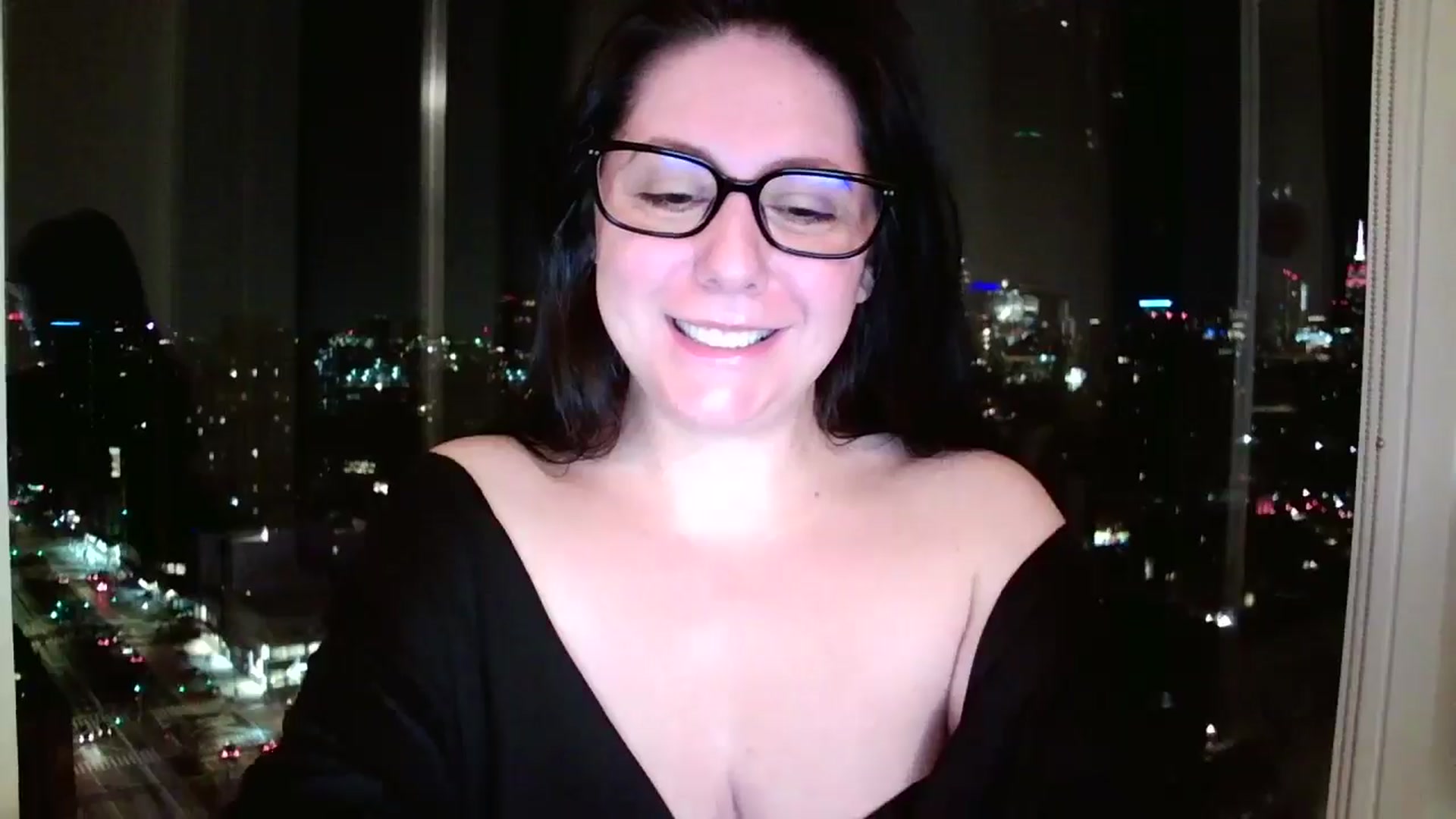 Gallery image thumbnail from SILKYWOMAN's myfreecams stream on, 12/18/2024, 09:51 image 18 of 20