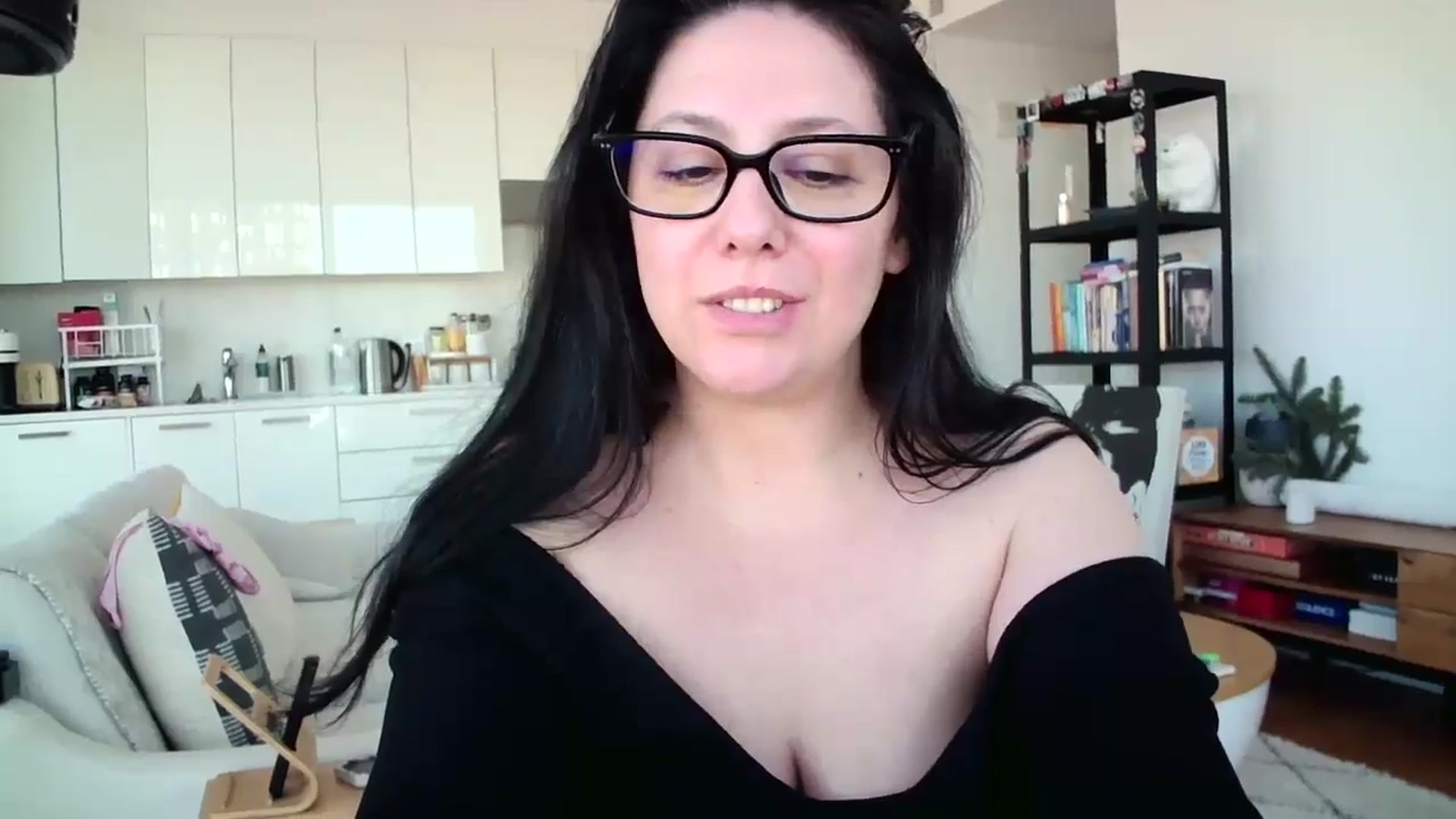 Gallery image thumbnail from SILKYWOMAN's myfreecams stream on, 12/22/2024, 15:22 image 5 of 20