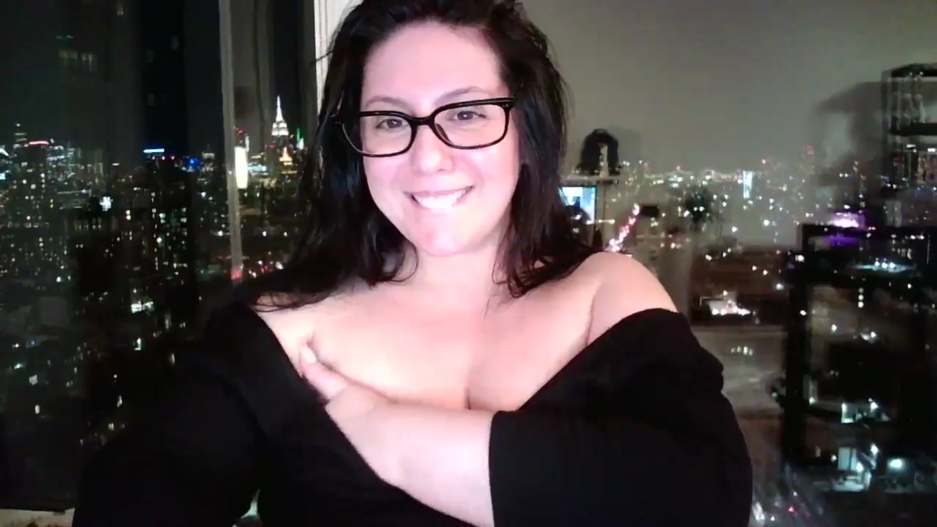 Gallery image thumbnail from SILKYWOMAN's myfreecams stream on, 12/23/2024, 01:22 image 14 of 20