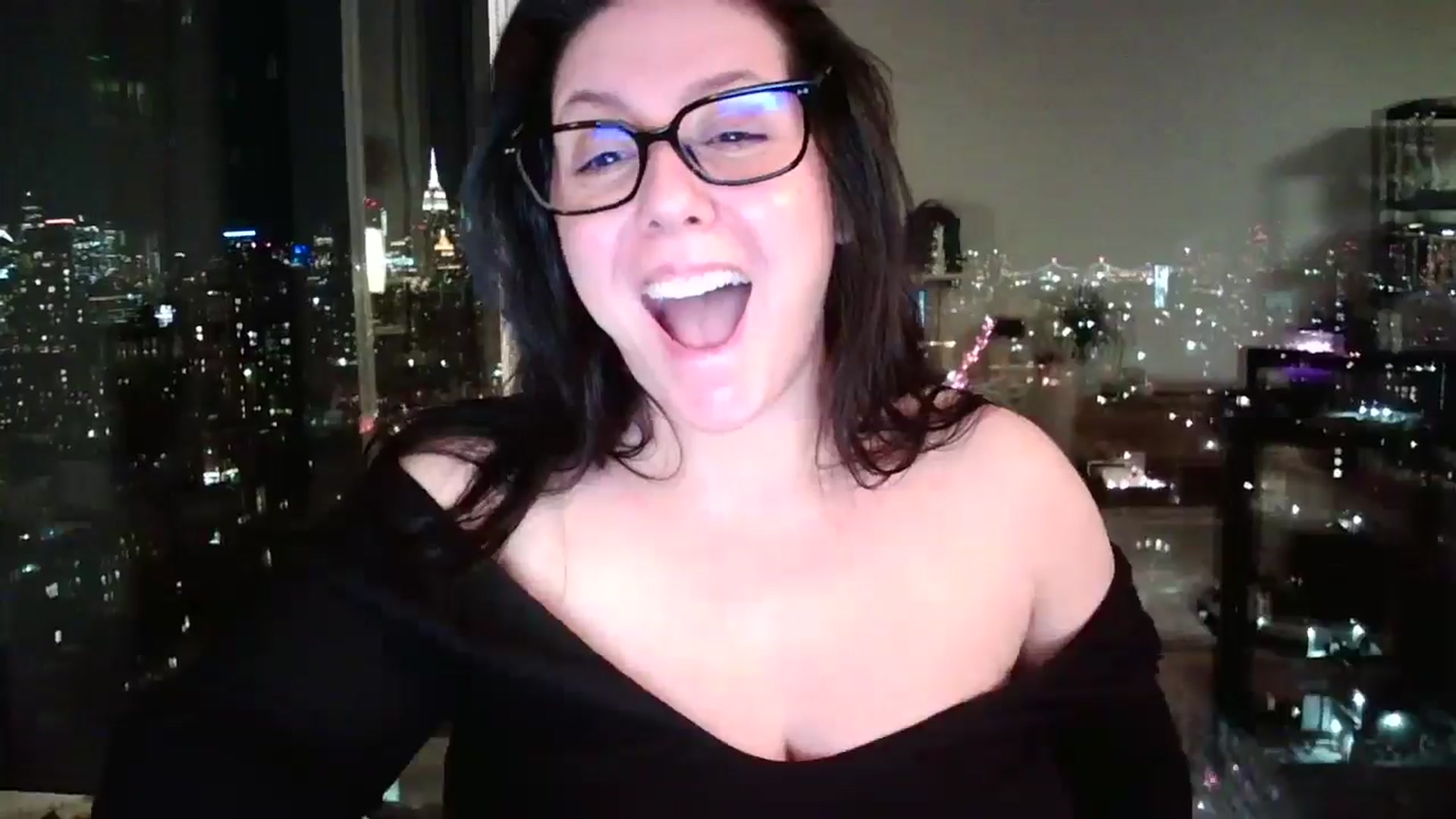 Gallery image thumbnail from SILKYWOMAN's myfreecams stream on, 12/23/2024, 01:22 image 17 of 20