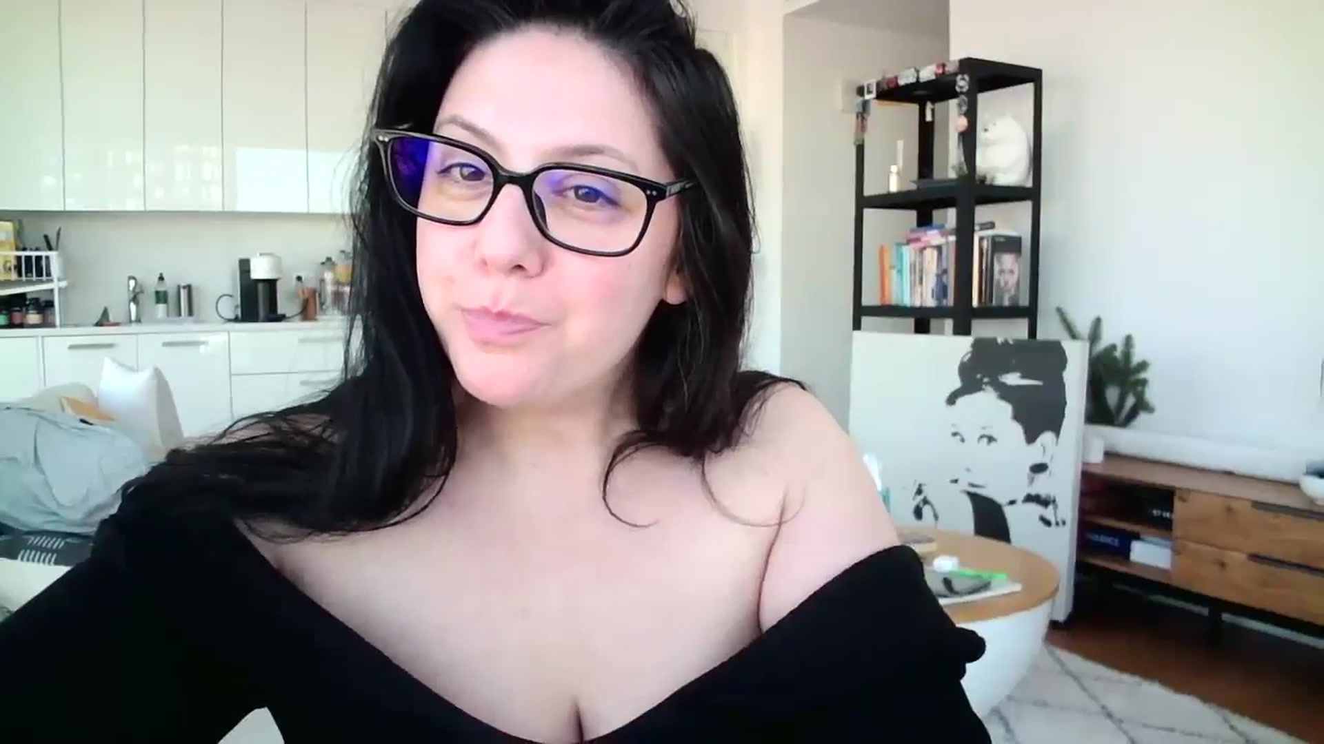 Gallery image thumbnail from SILKYWOMAN's myfreecams stream on, 12/23/2024, 15:54 image 14 of 20