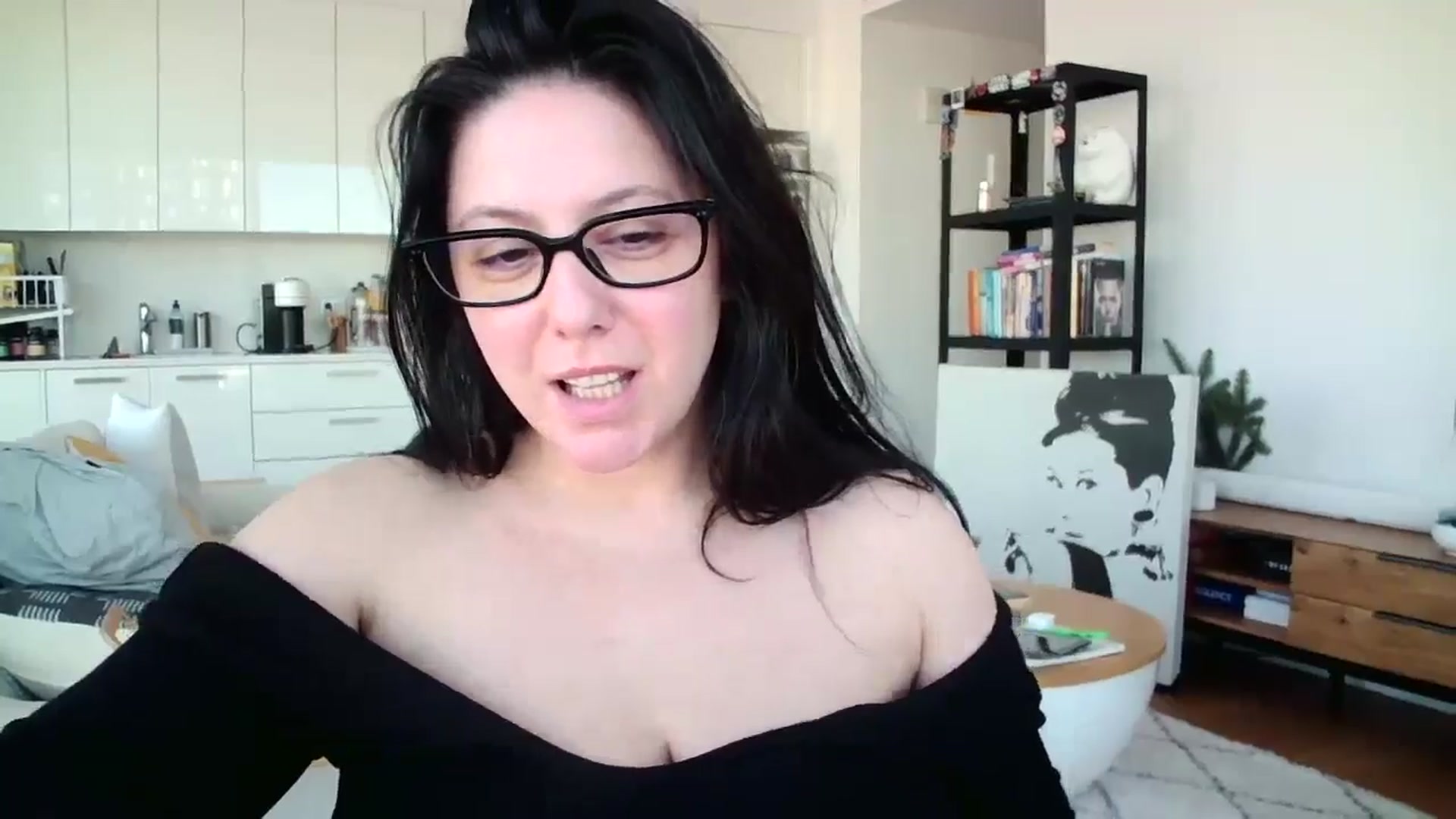 Gallery image thumbnail from SILKYWOMAN's myfreecams stream on, 12/23/2024, 15:54 image 15 of 20