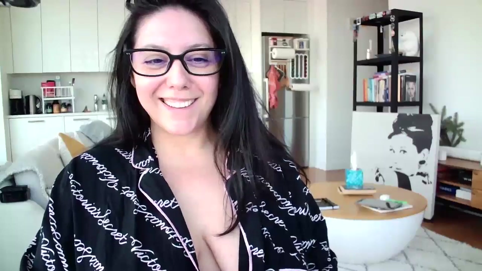 Gallery image thumbnail from SILKYWOMAN's myfreecams stream on, 12/26/2024, 17:12 image 2 of 20