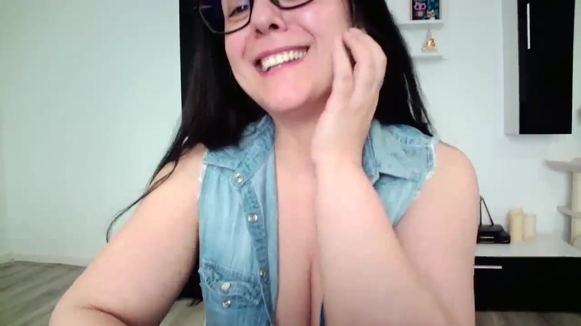 Gallery image thumbnail from SILKYWOMAN's myfreecams stream on, 05/05/2025, 14:04 image 13 of 20