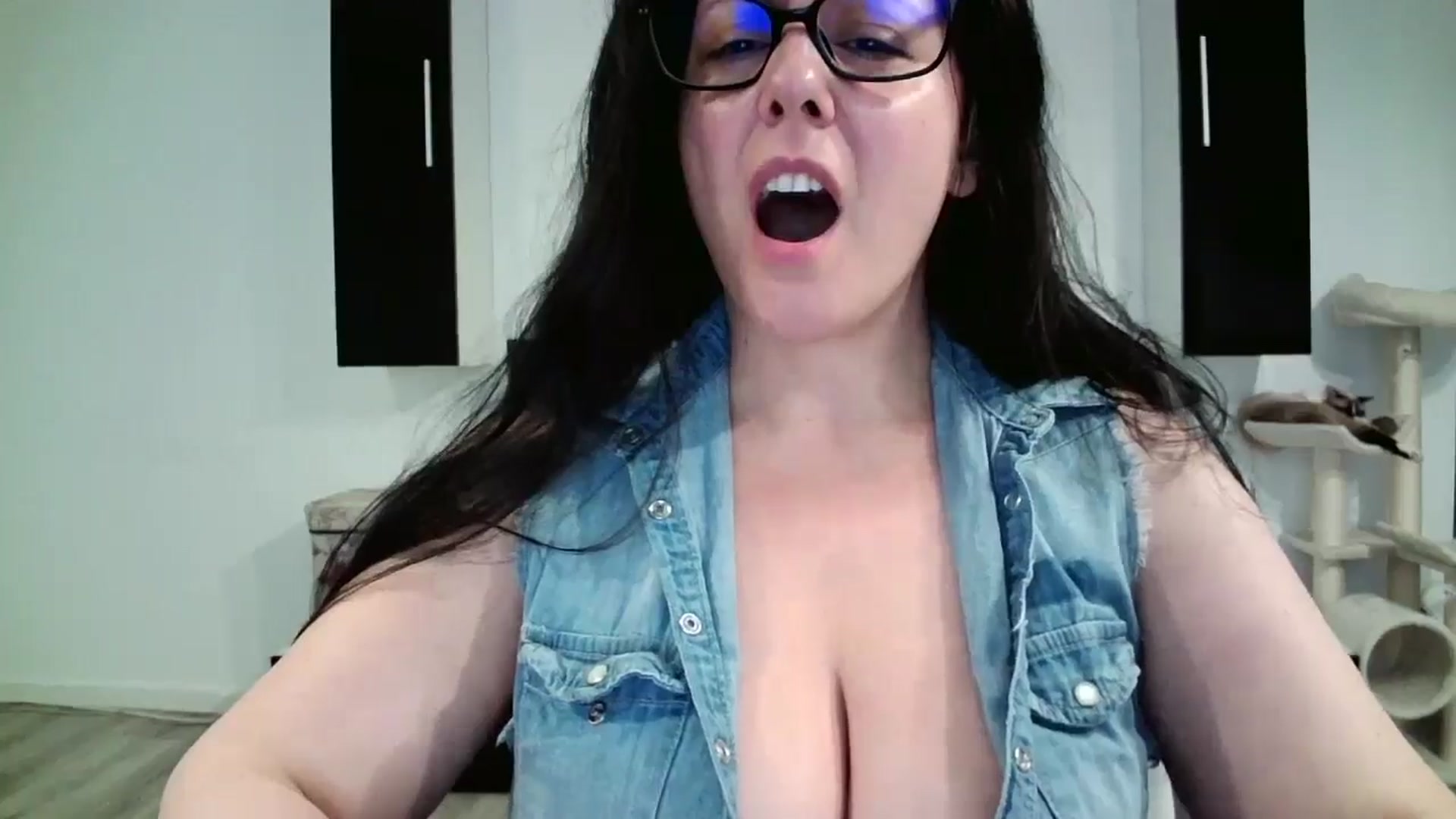 Gallery image thumbnail from SILKYWOMAN's myfreecams stream on, 05/05/2025, 17:25 image 15 of 20