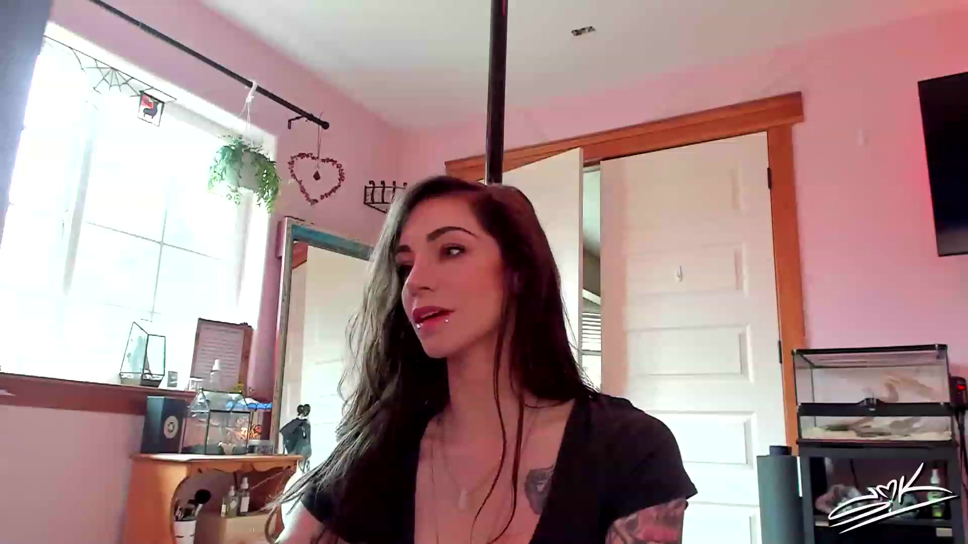 Gallery image thumbnail from SMKitties's myfreecams stream on, 04/13/2023, 18:42 image 14 of 20