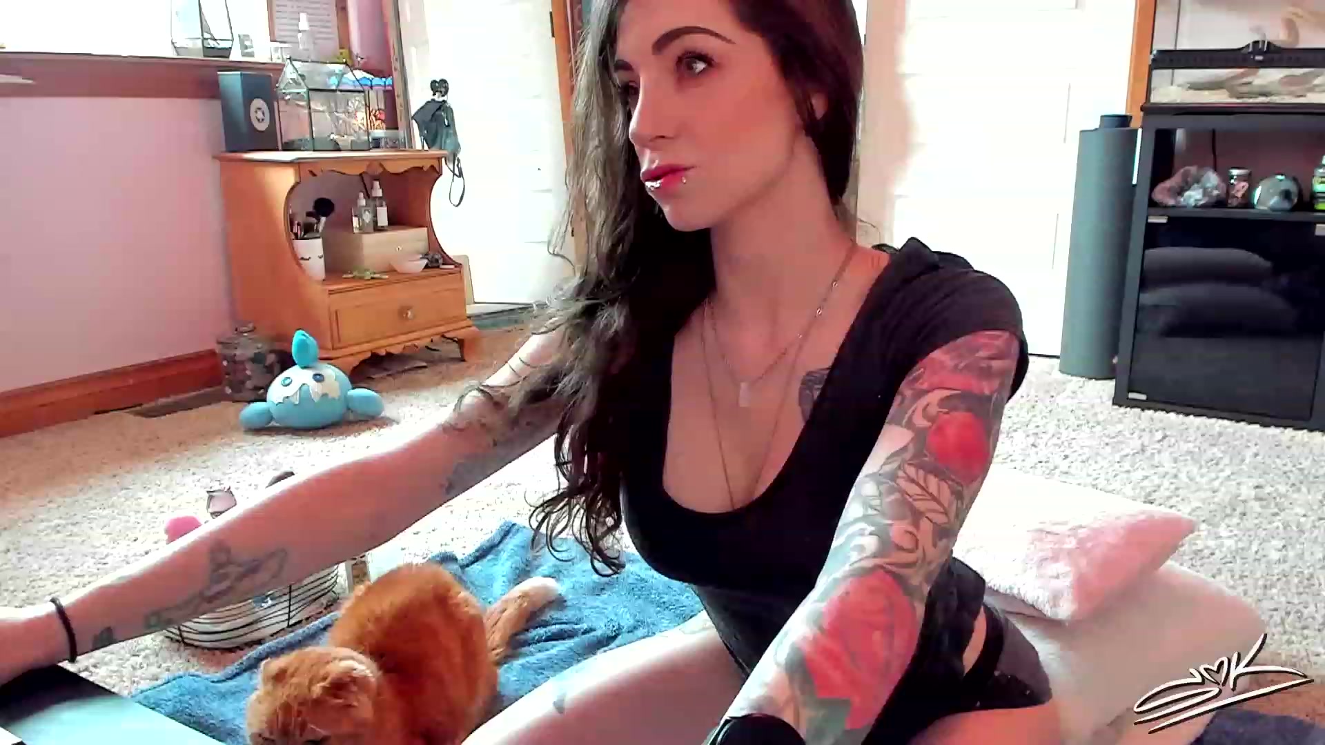 Gallery image thumbnail from SMKitties's myfreecams stream on, 04/13/2023, 18:42 image 17 of 20