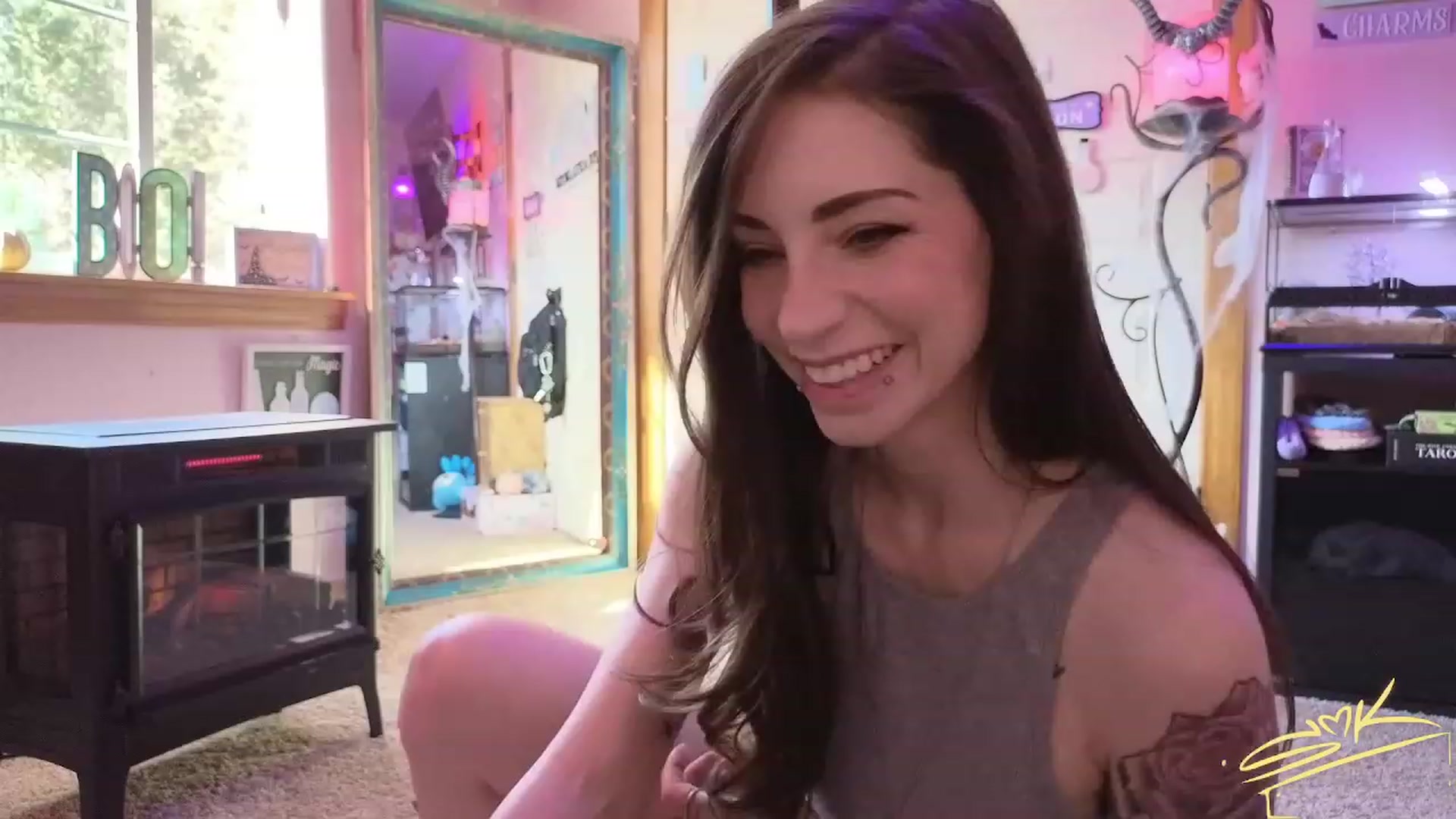 Gallery image thumbnail from SMKitties's myfreecams stream on, 10/17/2023, 18:36 image 17 of 20