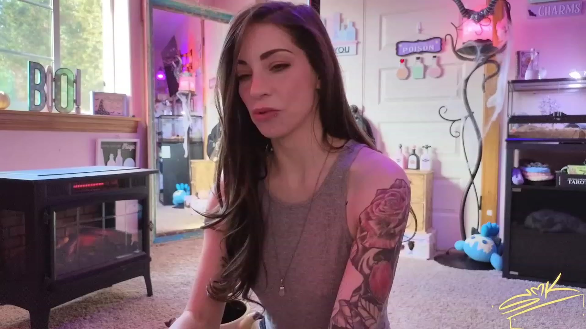 Gallery image thumbnail from SMKitties's myfreecams stream on, 10/17/2023, 18:36 image 15 of 20
