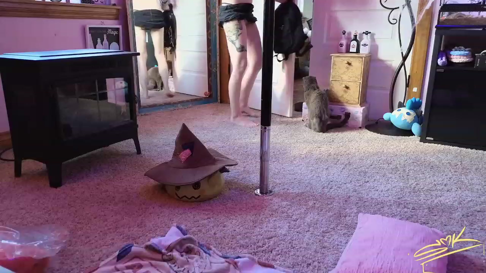 Gallery image thumbnail from SMKitties's myfreecams stream on, 10/17/2023, 20:35 image 12 of 20