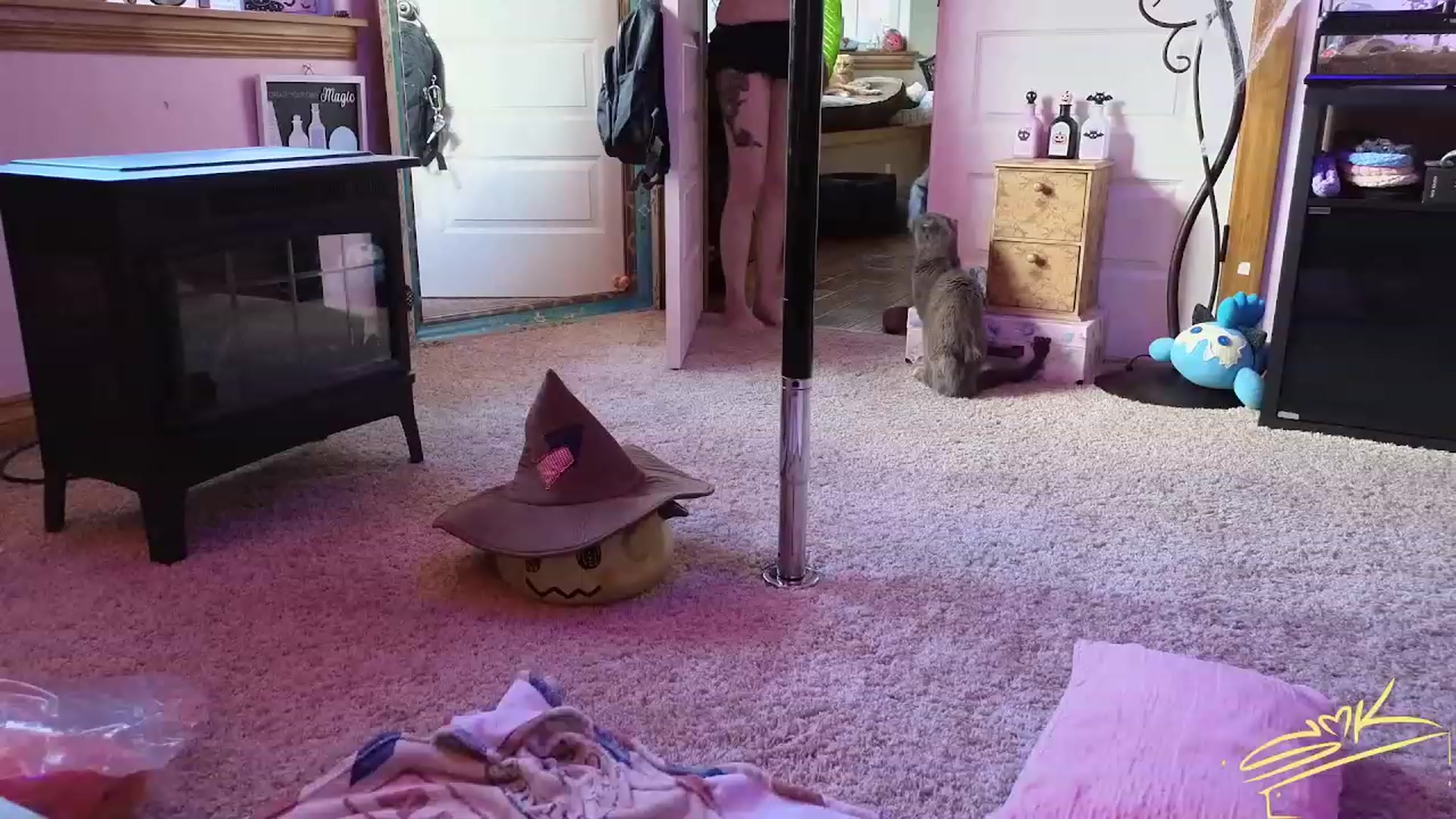 Gallery image thumbnail from SMKitties's myfreecams stream on, 10/17/2023, 20:35 image 13 of 20