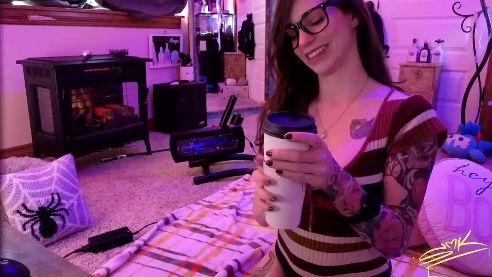 Gallery image thumbnail from SMKitties's myfreecams stream on, 10/31/2023, 19:05 image 13 of 20