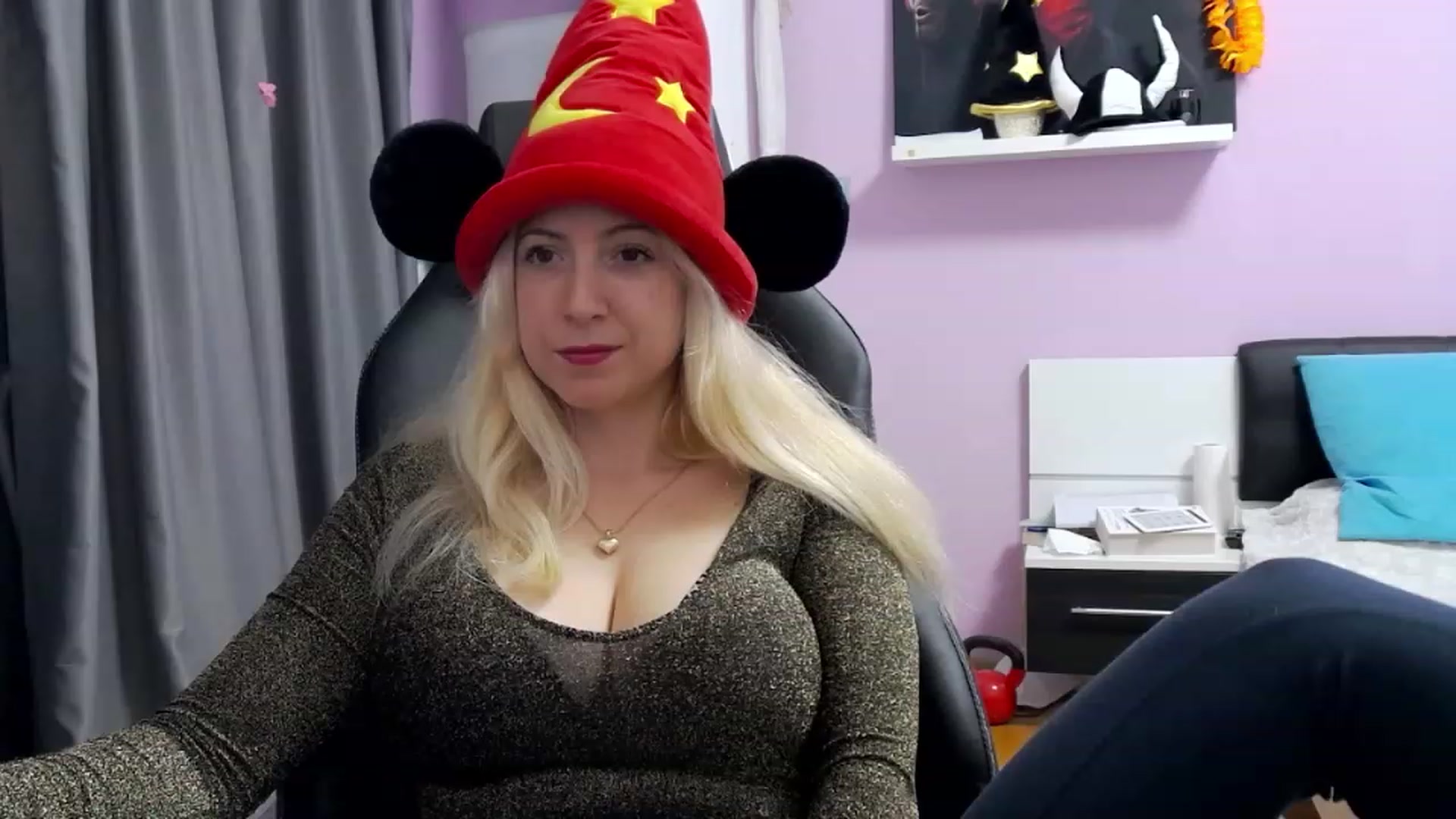 Gallery image thumbnail from SNAP_BABE's myfreecams stream on, 11/15/2022, 13:11 image 1 of 20