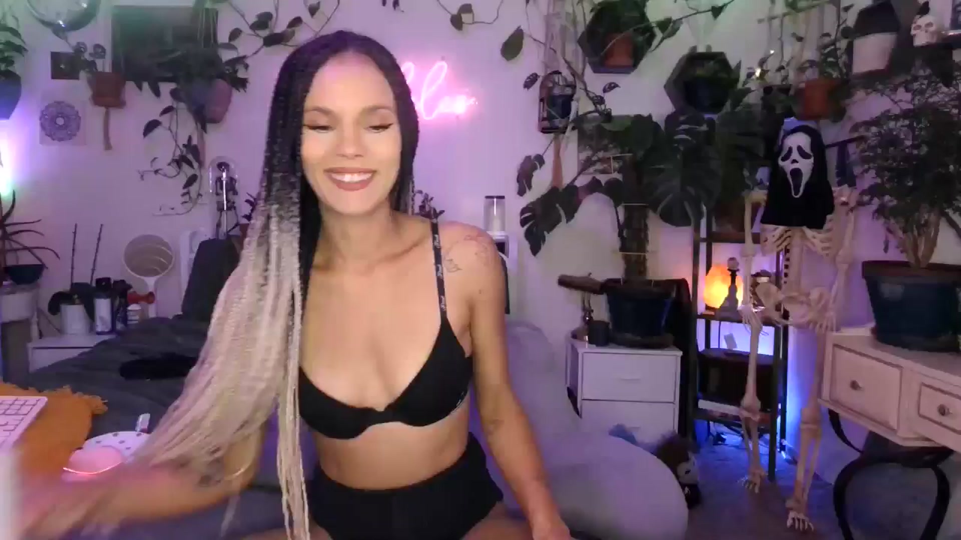 Gallery image thumbnail from SPARKL3S's myfreecams stream on, 10/30/2024, 05:00 image 13 of 20
