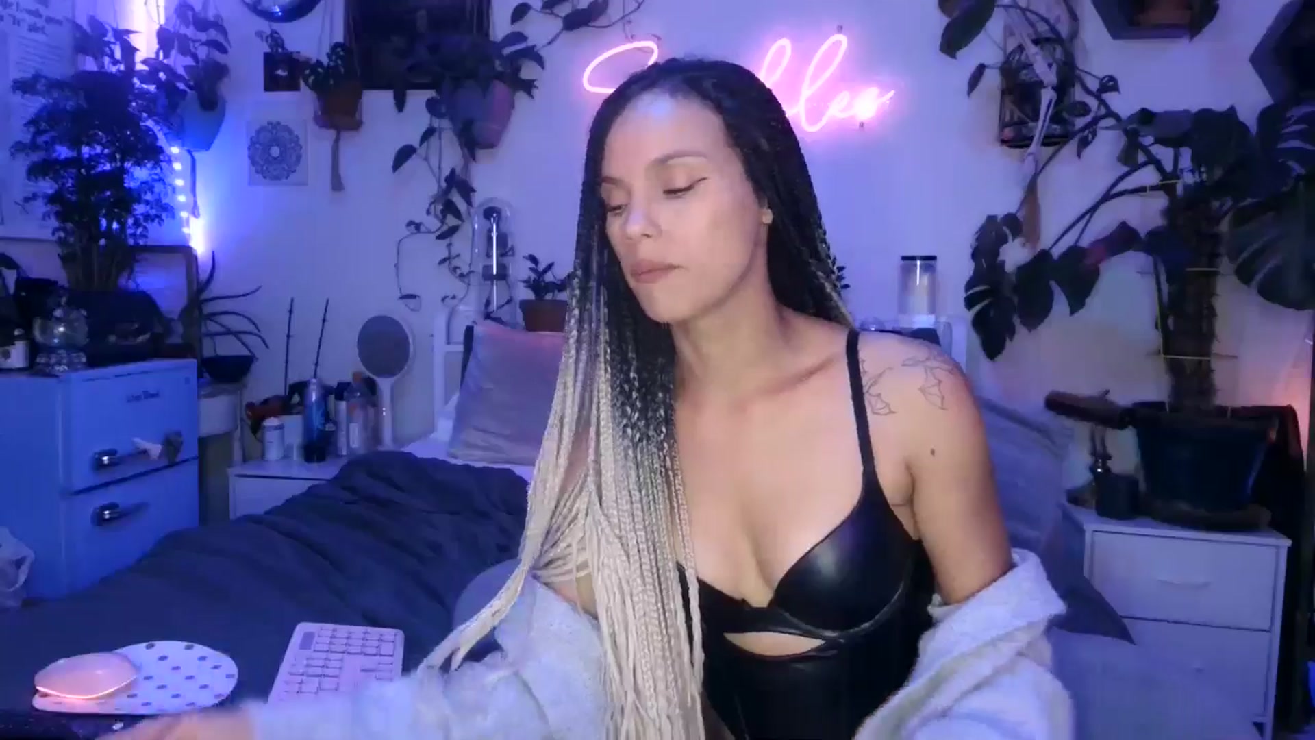 Gallery image thumbnail from SPARKL3S's myfreecams stream on, 11/24/2024, 11:10 image 15 of 20