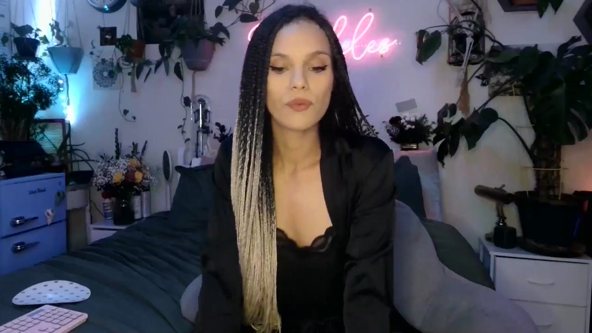 Gallery image thumbnail from SPARKL3S's myfreecams stream on, 12/24/2024, 02:25 image 7 of 20