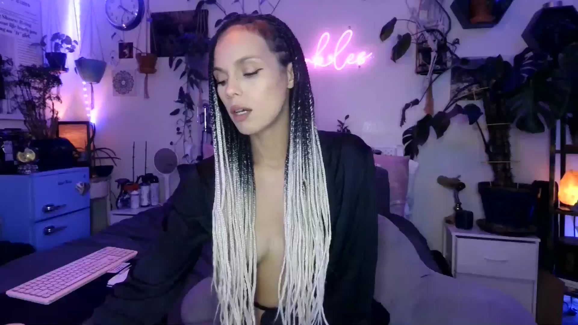 Gallery image thumbnail from SPARKL3S's myfreecams stream on, 01/10/2025, 10:48 image 7 of 20
