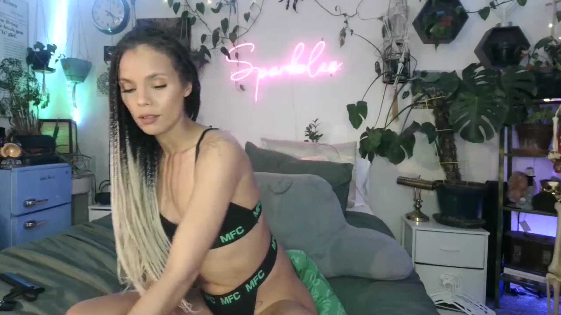 Gallery image thumbnail from SPARKL3S's myfreecams stream on, 03/03/2025, 12:33 image 3 of 20