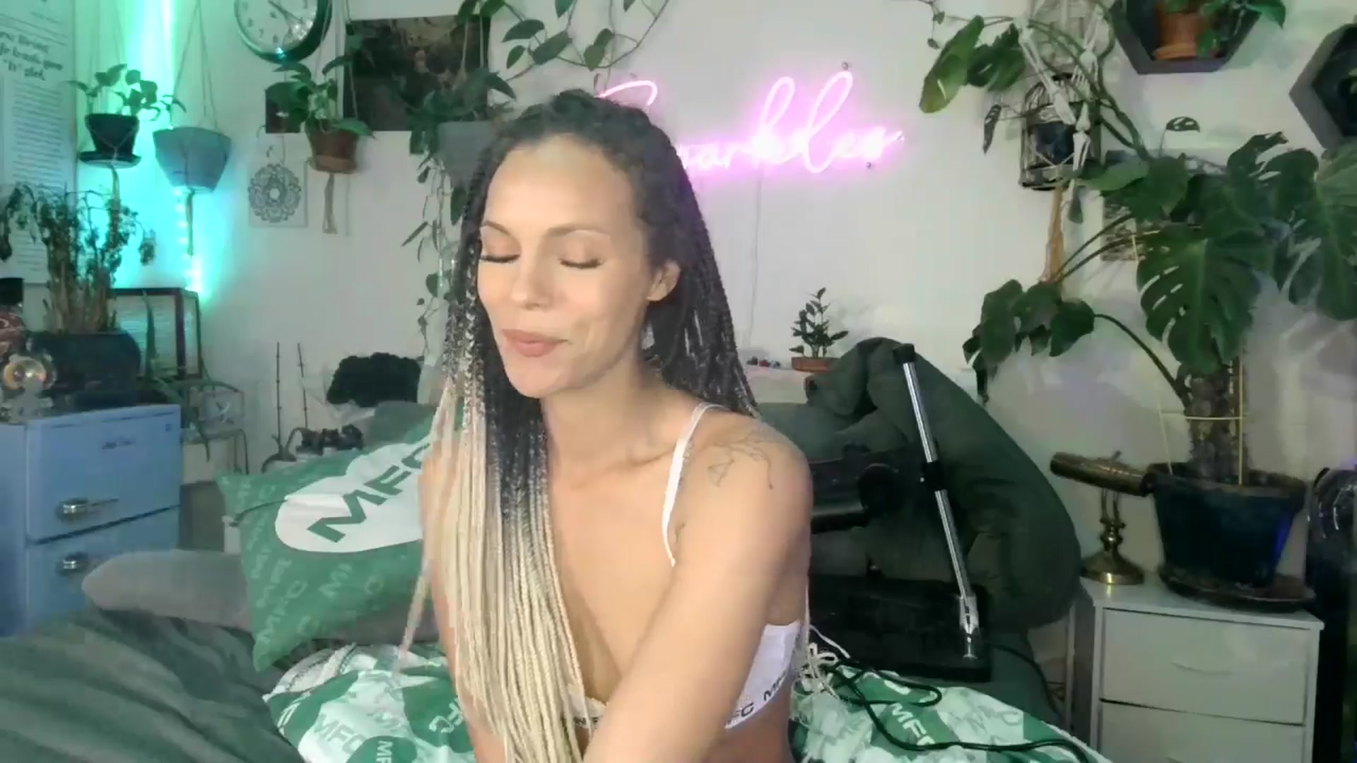 Gallery image thumbnail from SPARKL3S's myfreecams stream on, 03/07/2025, 08:45 image 12 of 20