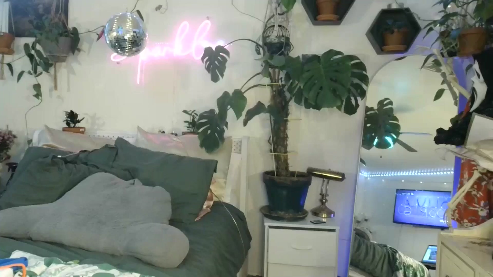 Gallery image thumbnail from SPARKL3S's myfreecams stream on, 04/12/2025, 10:06 image 15 of 20
