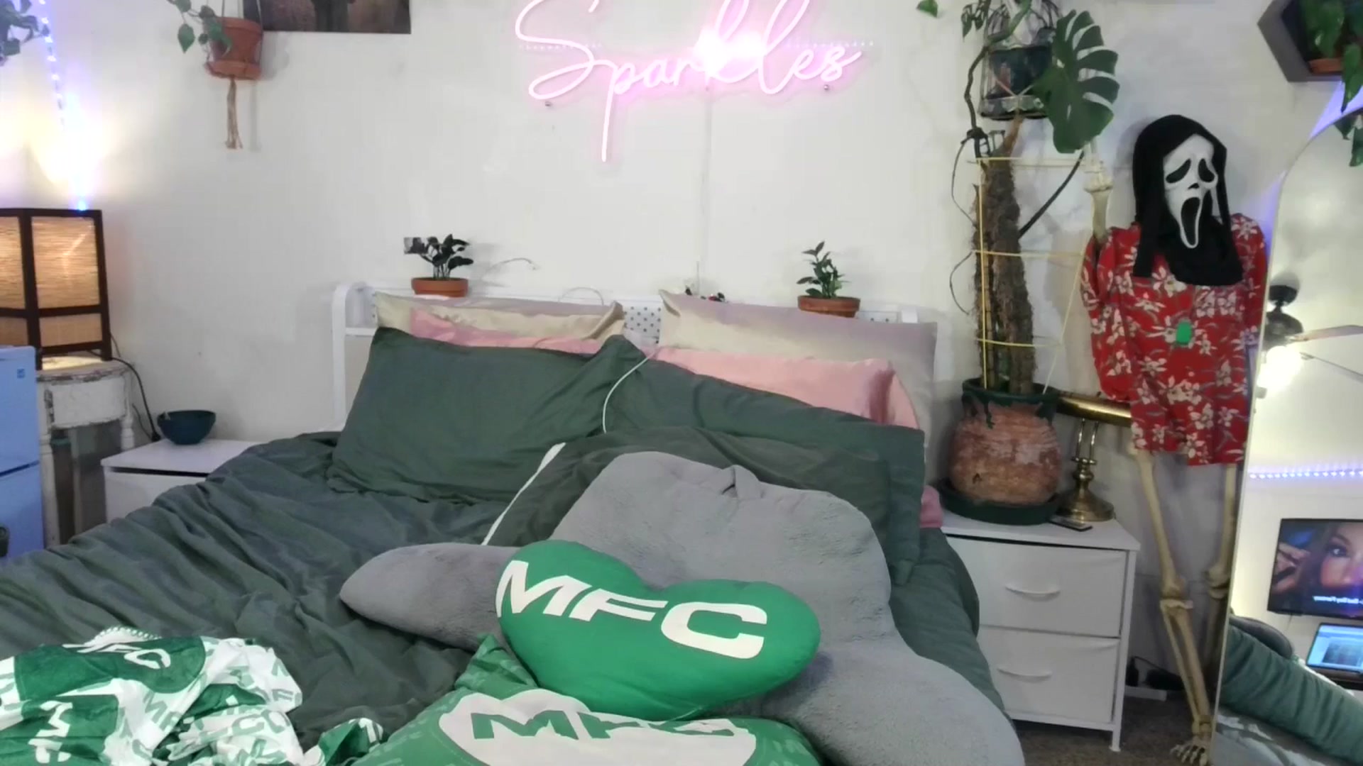 Gallery image thumbnail from SPARKL3S's myfreecams stream on, 06/16/2025, 10:13 image 15 of 20
