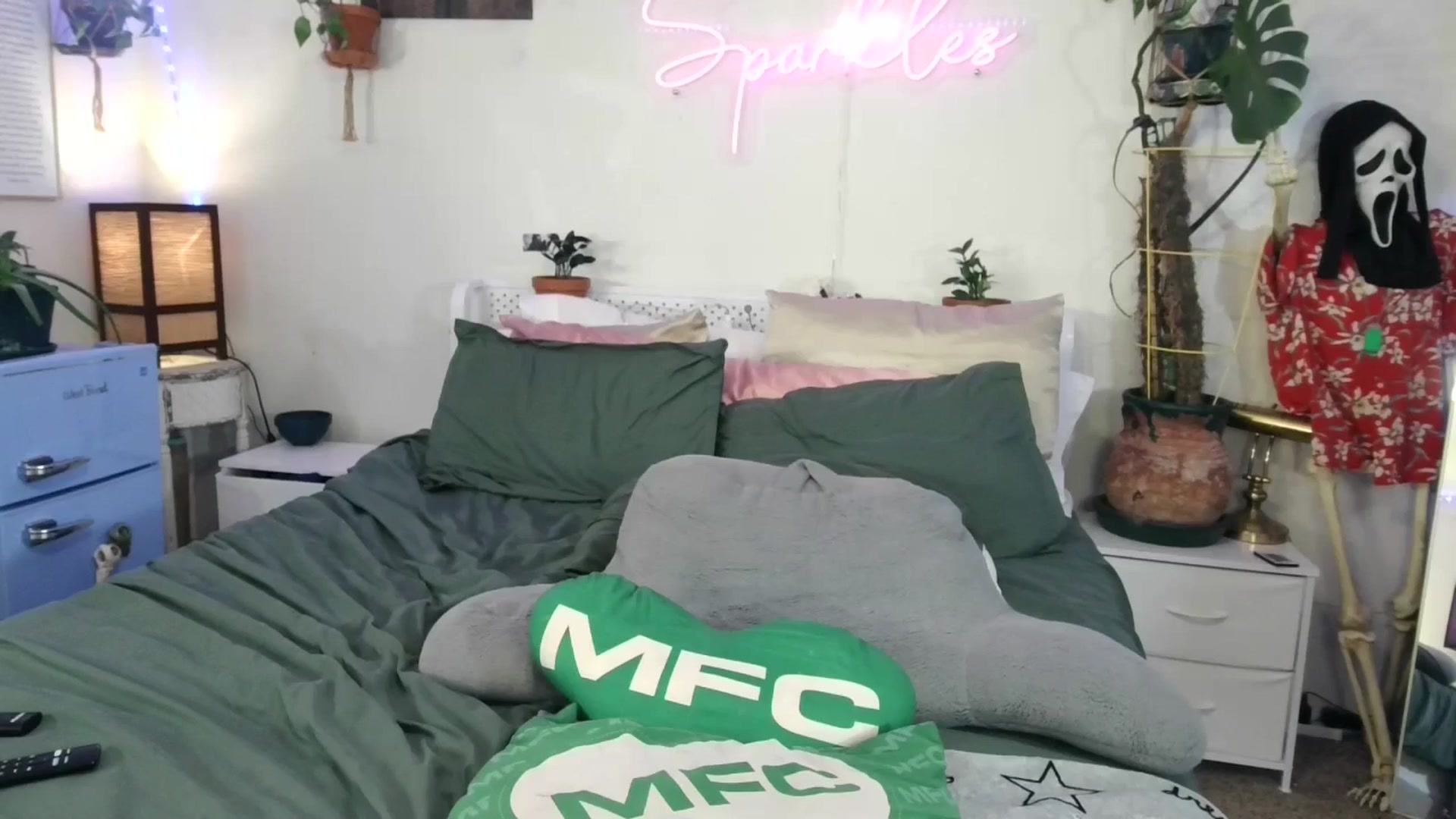 Gallery image thumbnail from SPARKL3S's myfreecams stream on, 06/17/2025, 10:41 image 2 of 20